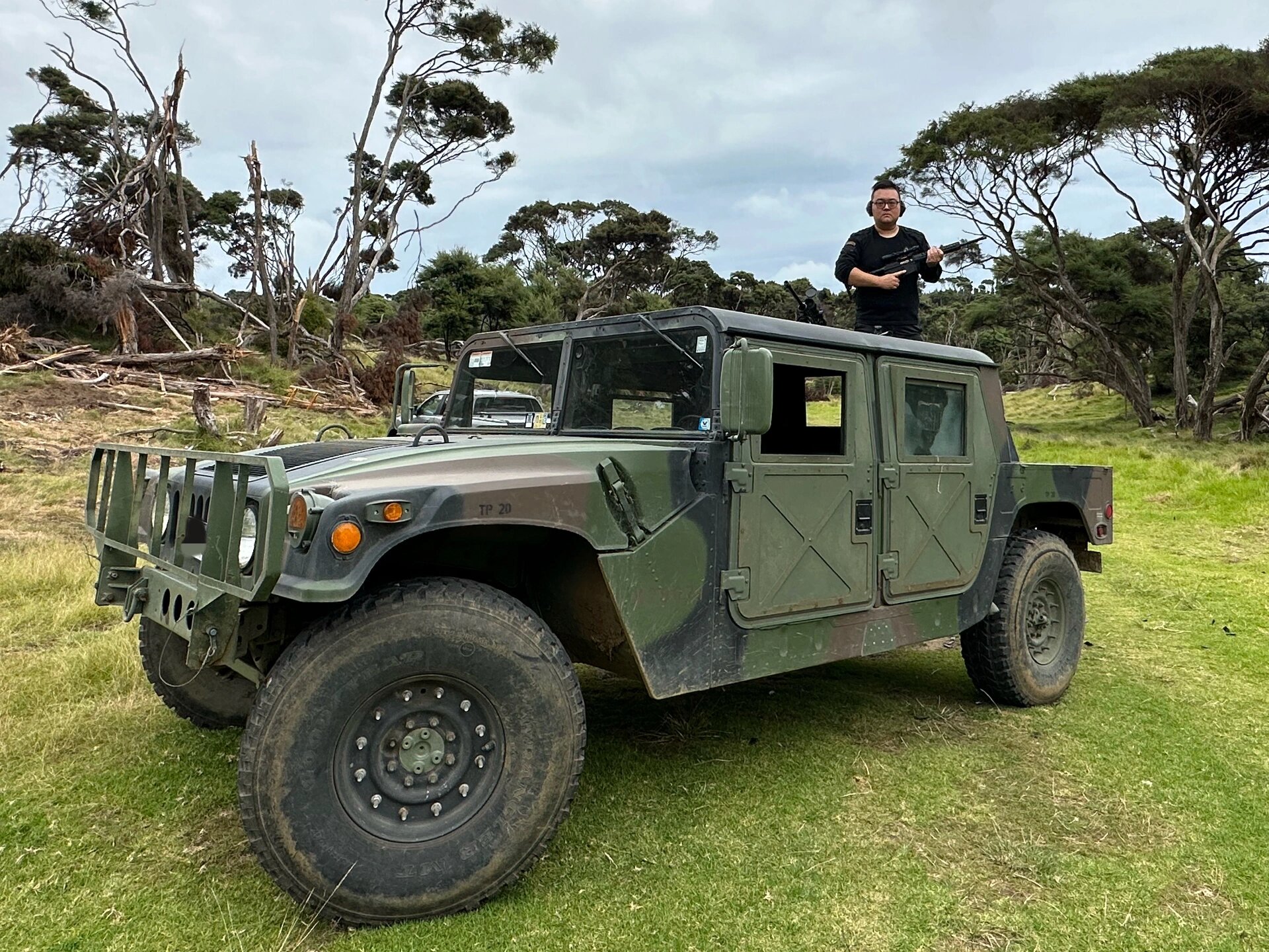 奥克兰可以合法上路的军用悍马悍威humvee