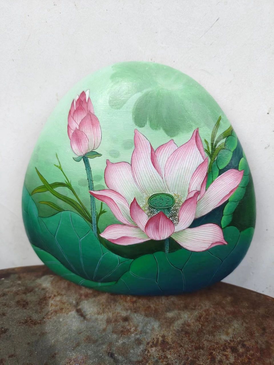 石头画 荷花 花语:清白,坚贞,纯洁,信仰 寓意:荷花寓意着高洁,高尚的