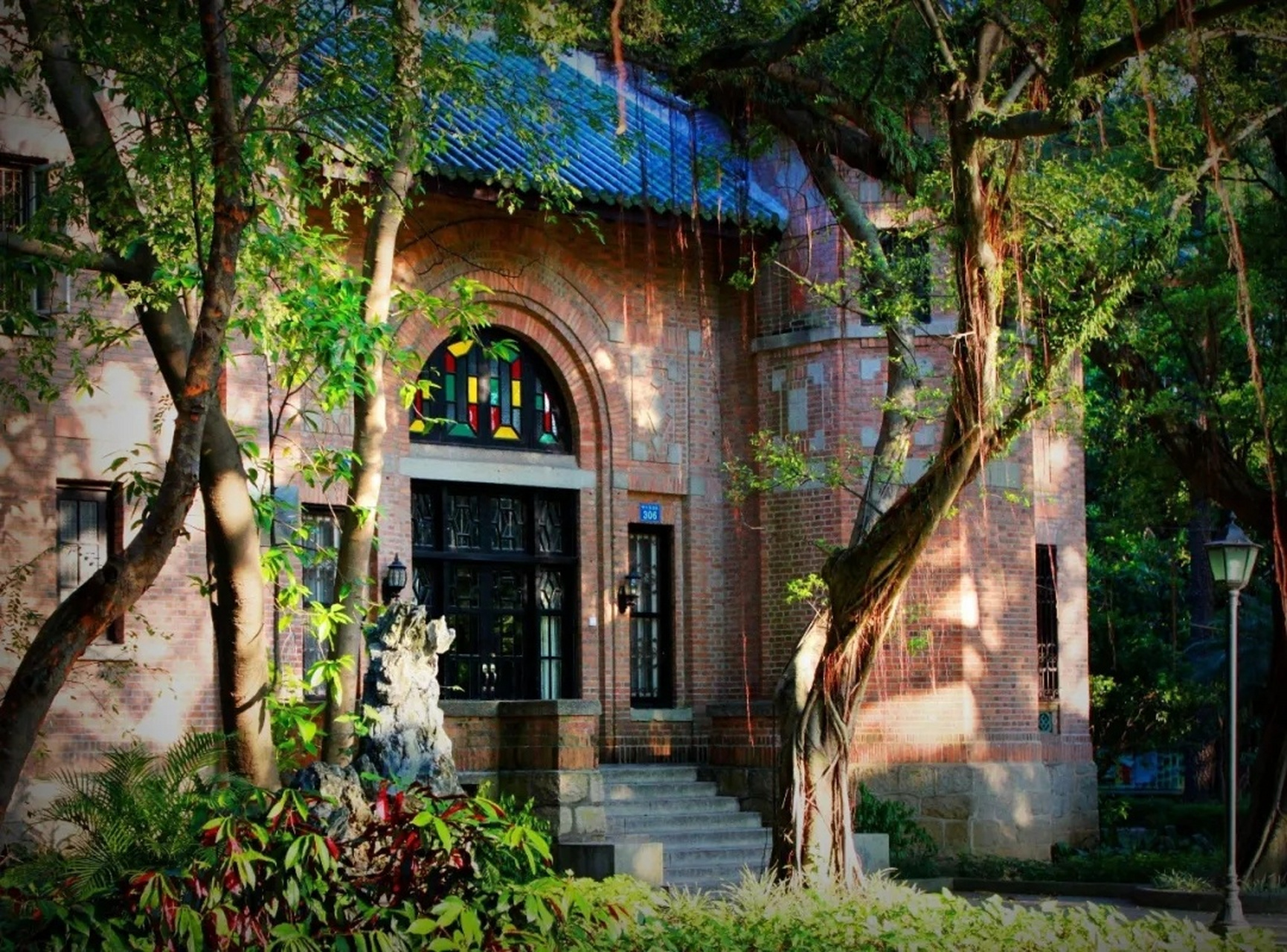 中大校园介绍: 中山大学有广州校区,珠海校区,深圳校区三个校区,其中