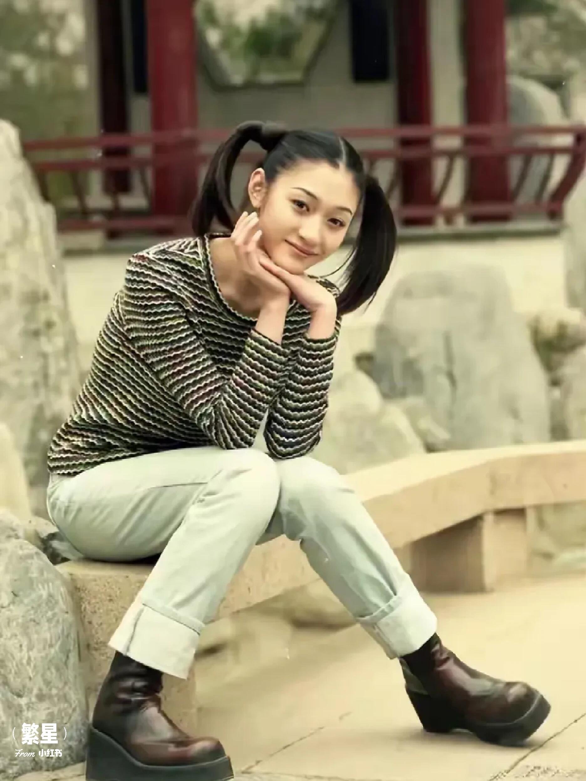 她,出生于北京市朝阳区一个军人家庭,父亲是空军,母亲是一名医生