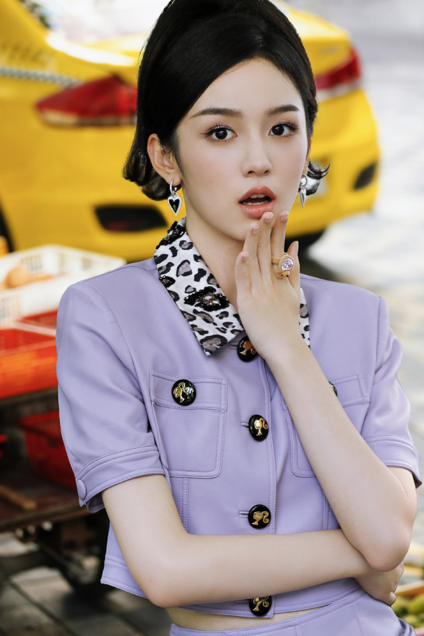 周也短发紫色穿搭甜美写真组图