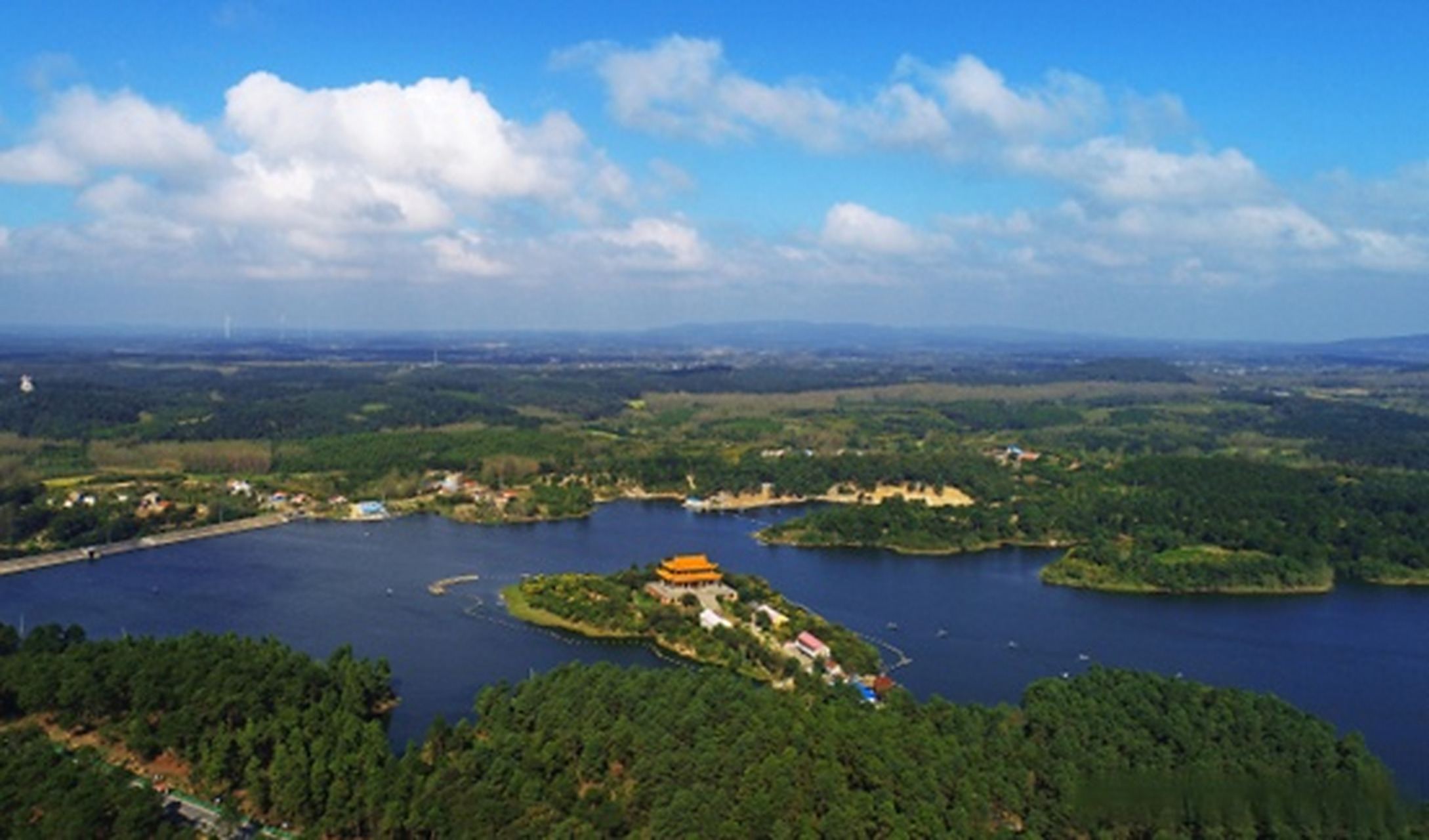 孔雀寺位于来安县城西北十公里恋子山脚下,始建于唐开元年间,原名"