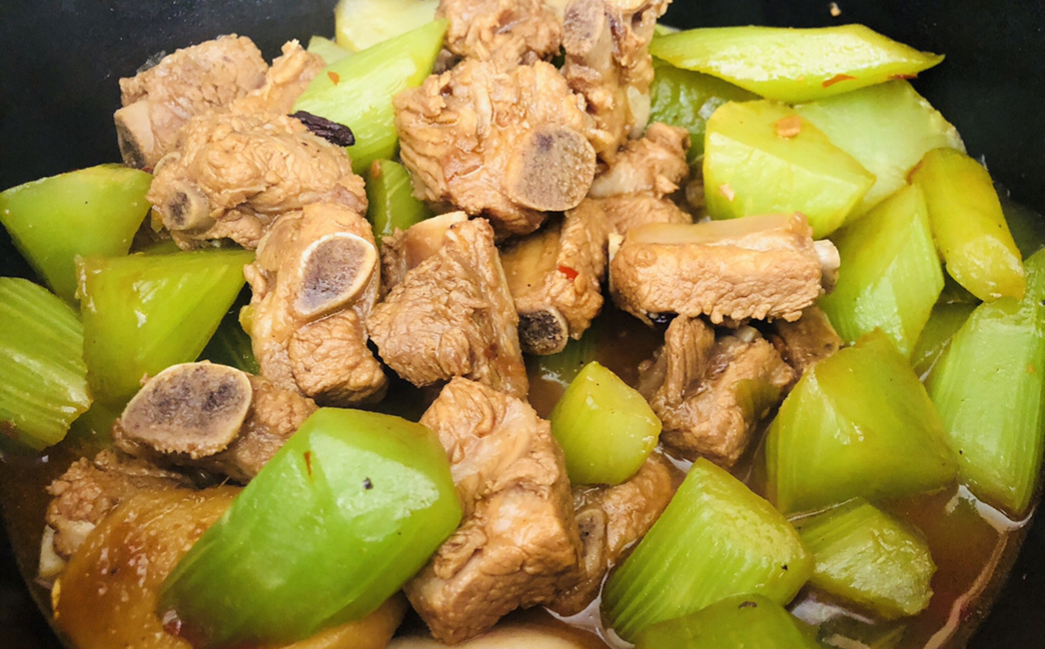 莴笋烧排骨 莴笋的清香正好能解排骨的油腻,配着吃很搭