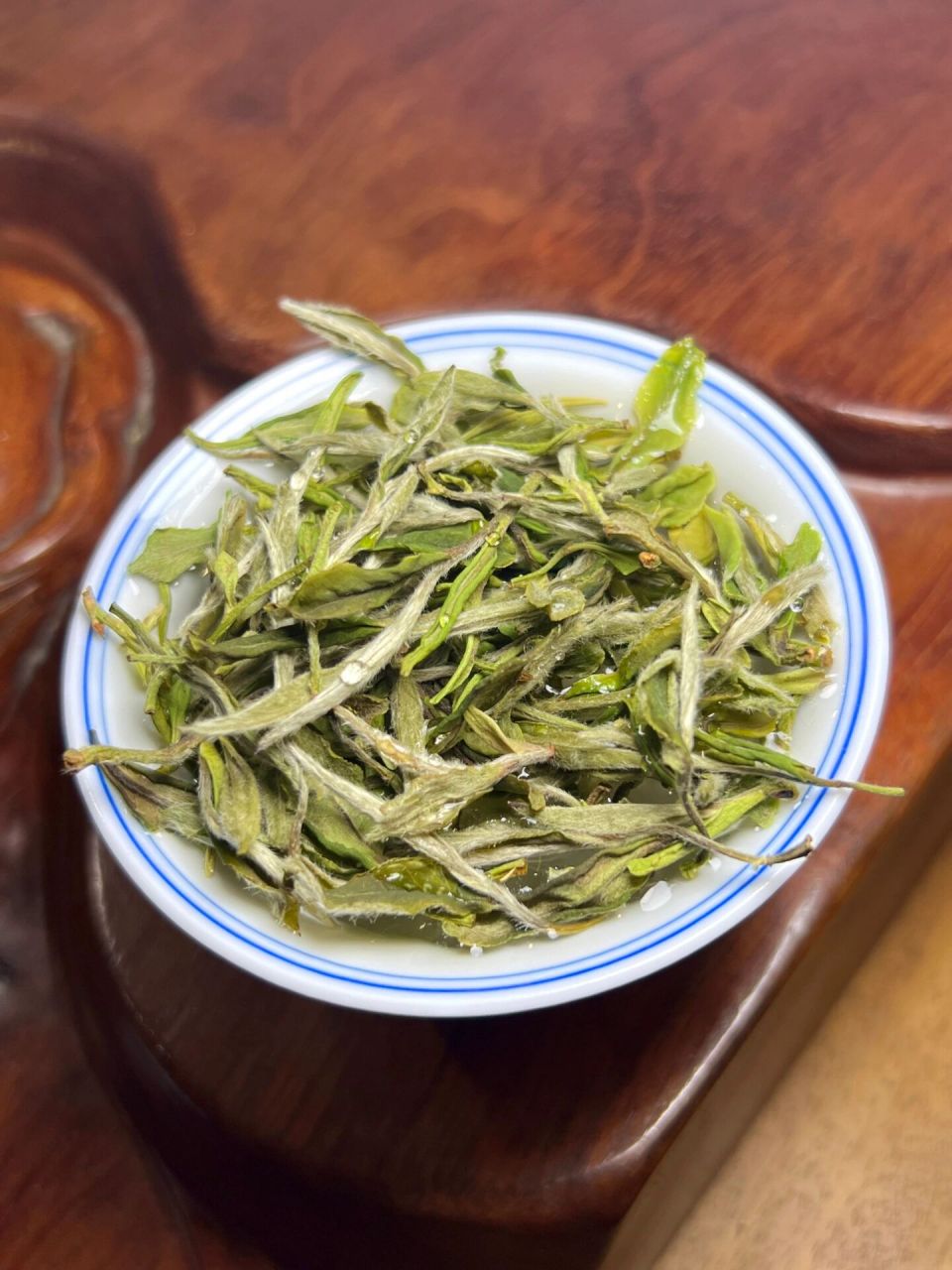 相信大家都会发现,在某些茶类的表面上,会覆盖着一层浓密的"毛毛".