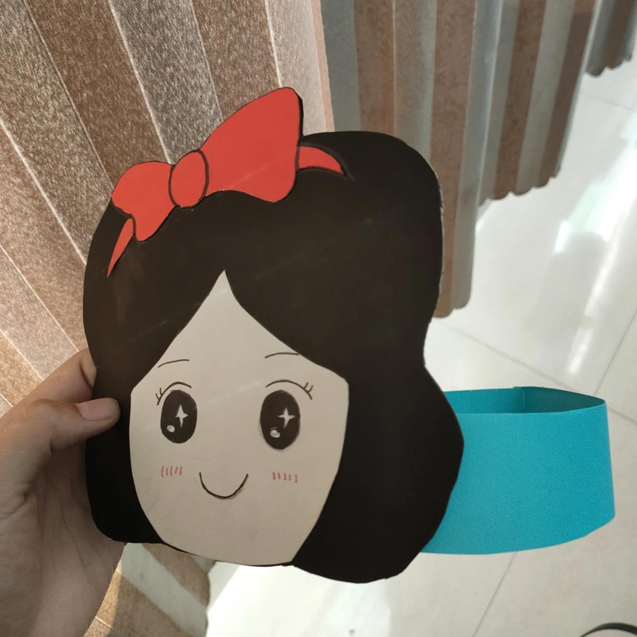 学前教育 手工头饰制作 材料:各色卡纸 剪刀 铅笔 双面胶 制作过程: 1