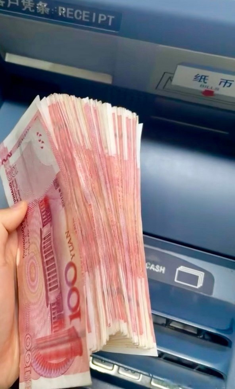 第一次意识到1万块这么有质感#说实话,平时钱包真的不允许带这么多 