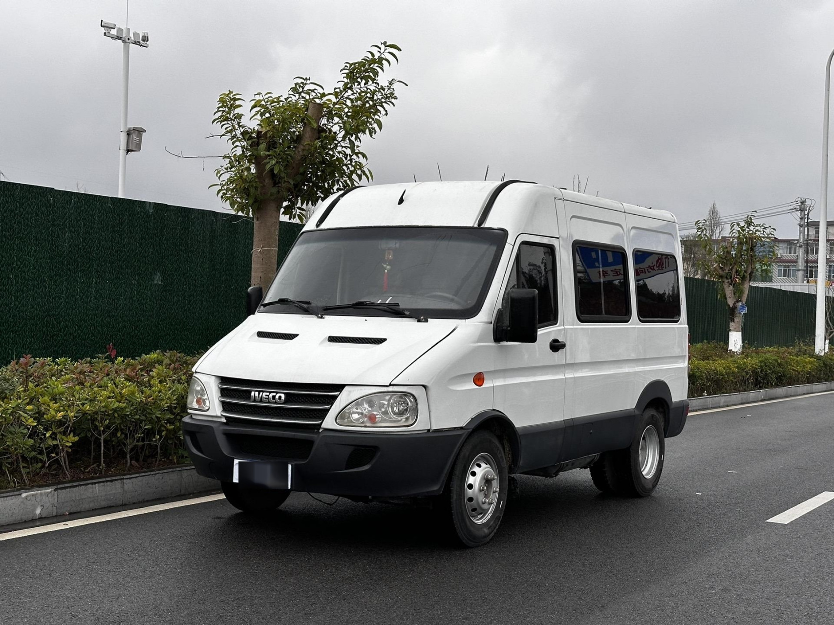 2016年南京依维柯,柴油7座蓝牌,后双轮,侧中门,车况好,手续齐全,拉人