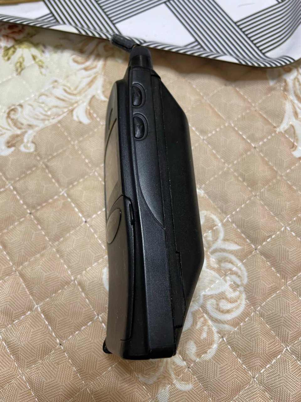 摩托罗拉gsm gc-87c 偶然翻出来的古董 1998年1月上市 不晓得怎么供电