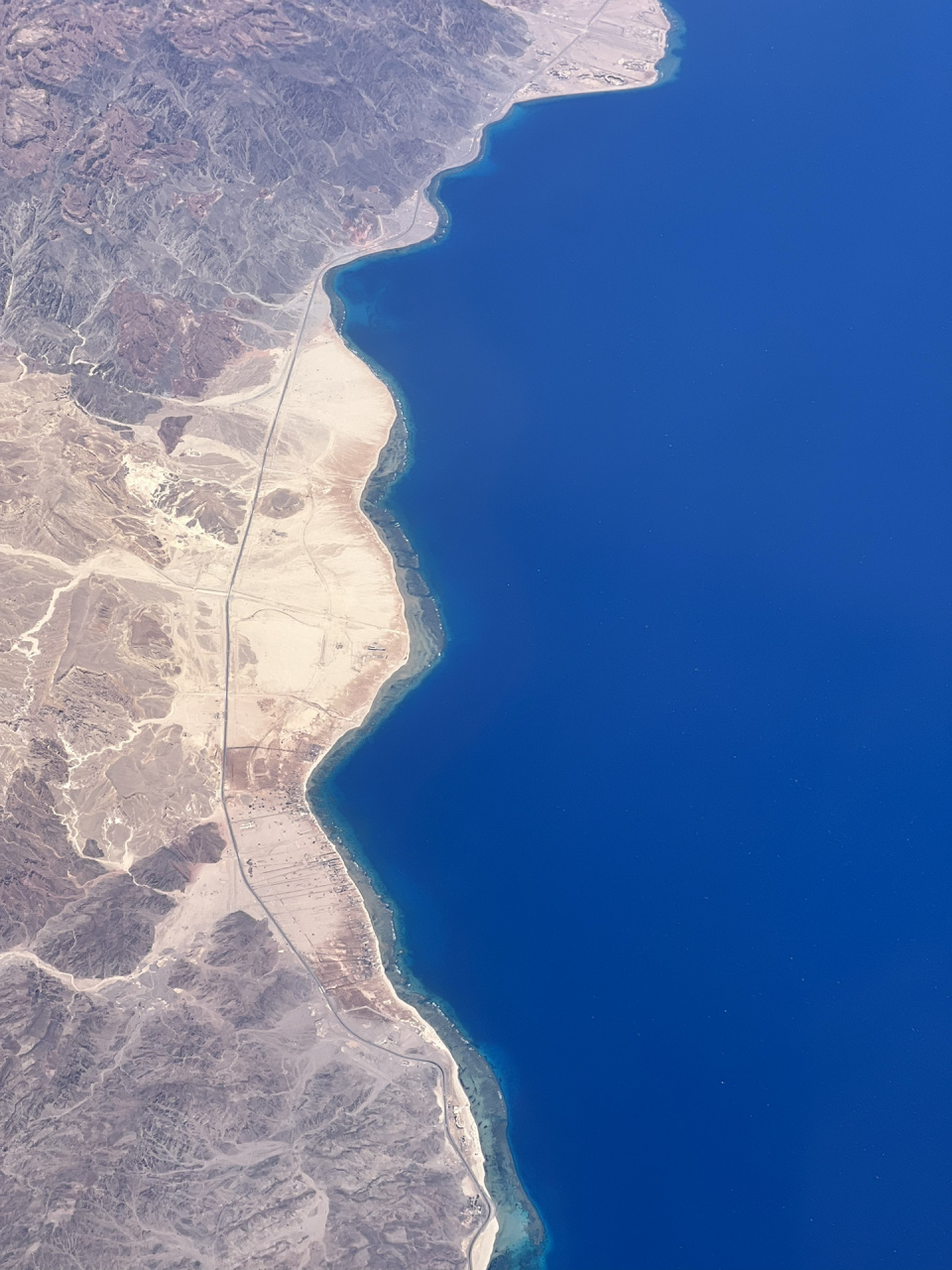 今天飞行,不聊茶,大家一起看看风景,看看埃及的海底悬崖,是不是和