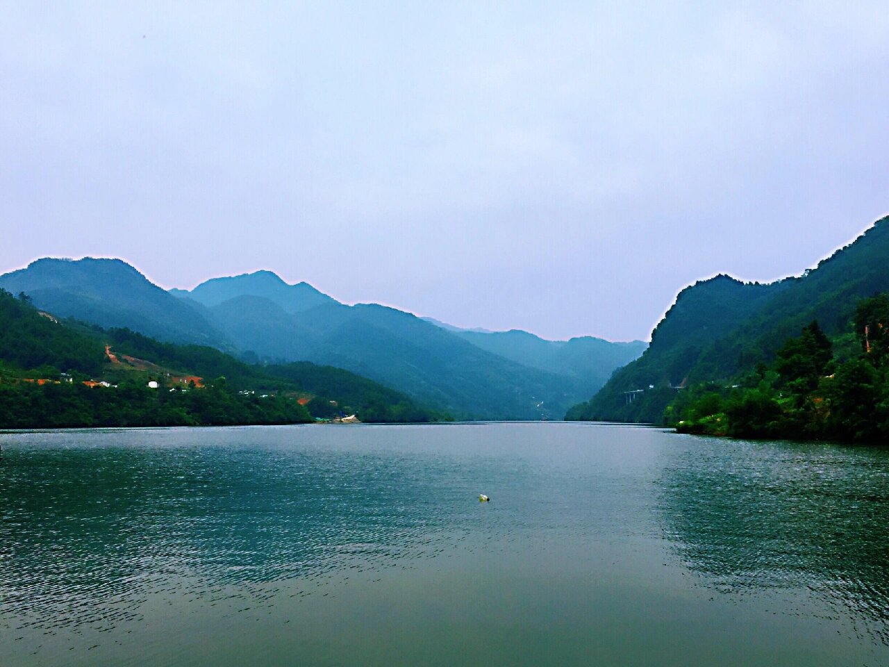 汉江——汉族的"汉" 汉江,又称汉水 源起汉中,穿过秦岭南麓的高山峡谷