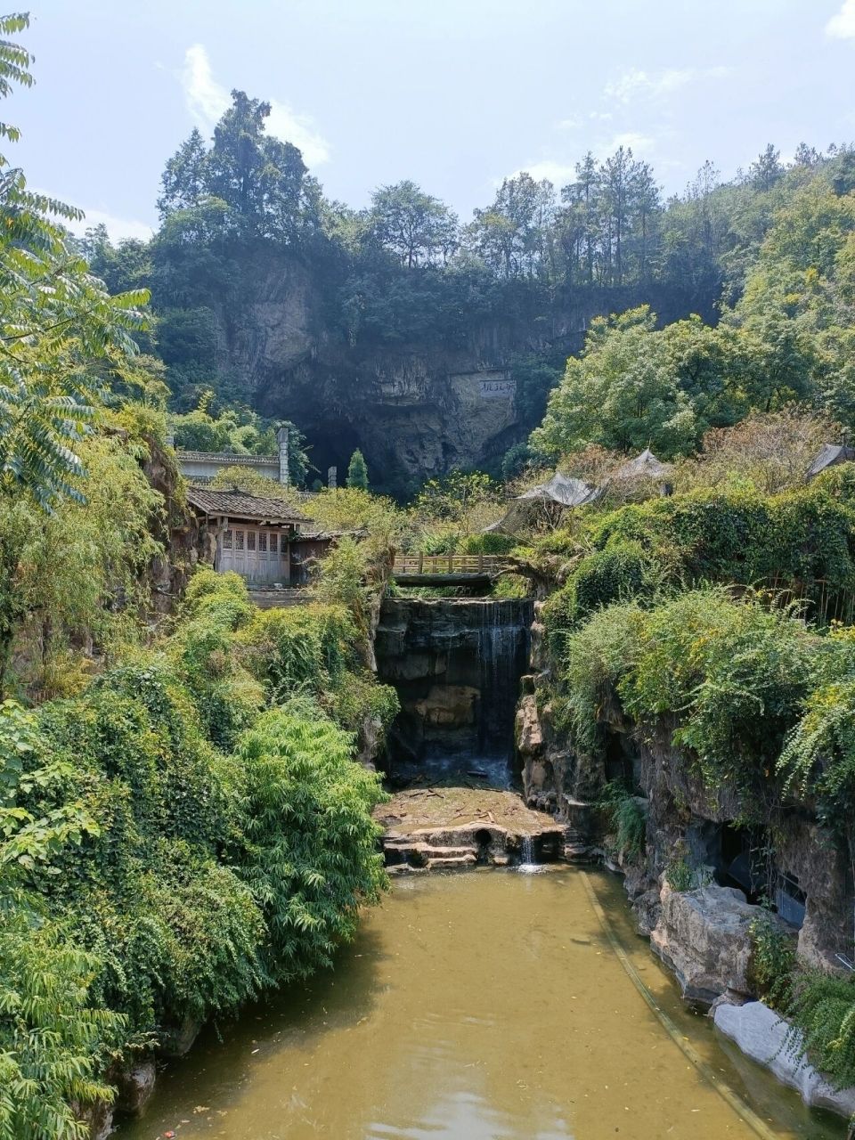 重庆酉阳桃花源位于重庆市酉阳土家族苗族自治县境内县桃花源路23号 