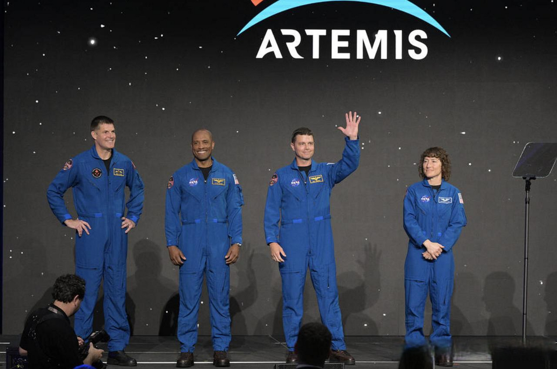 加拿大航天局宇航员jeremy hansen(左起)和美国国家航空航天局宇涸北