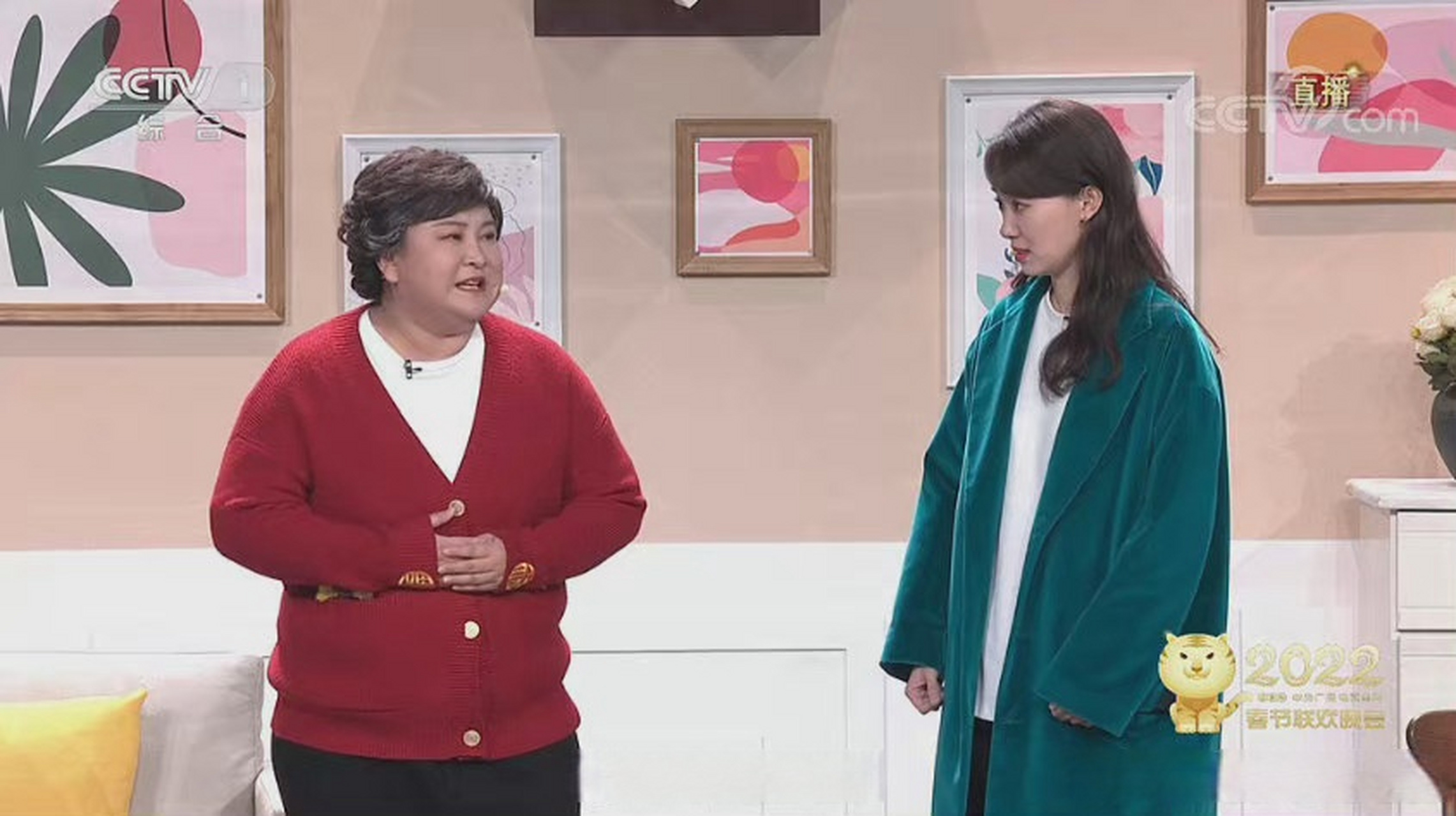 在你好李焕英这部电影里,小斐给贾玲演母亲,今年的小品贾玲又给张小斐