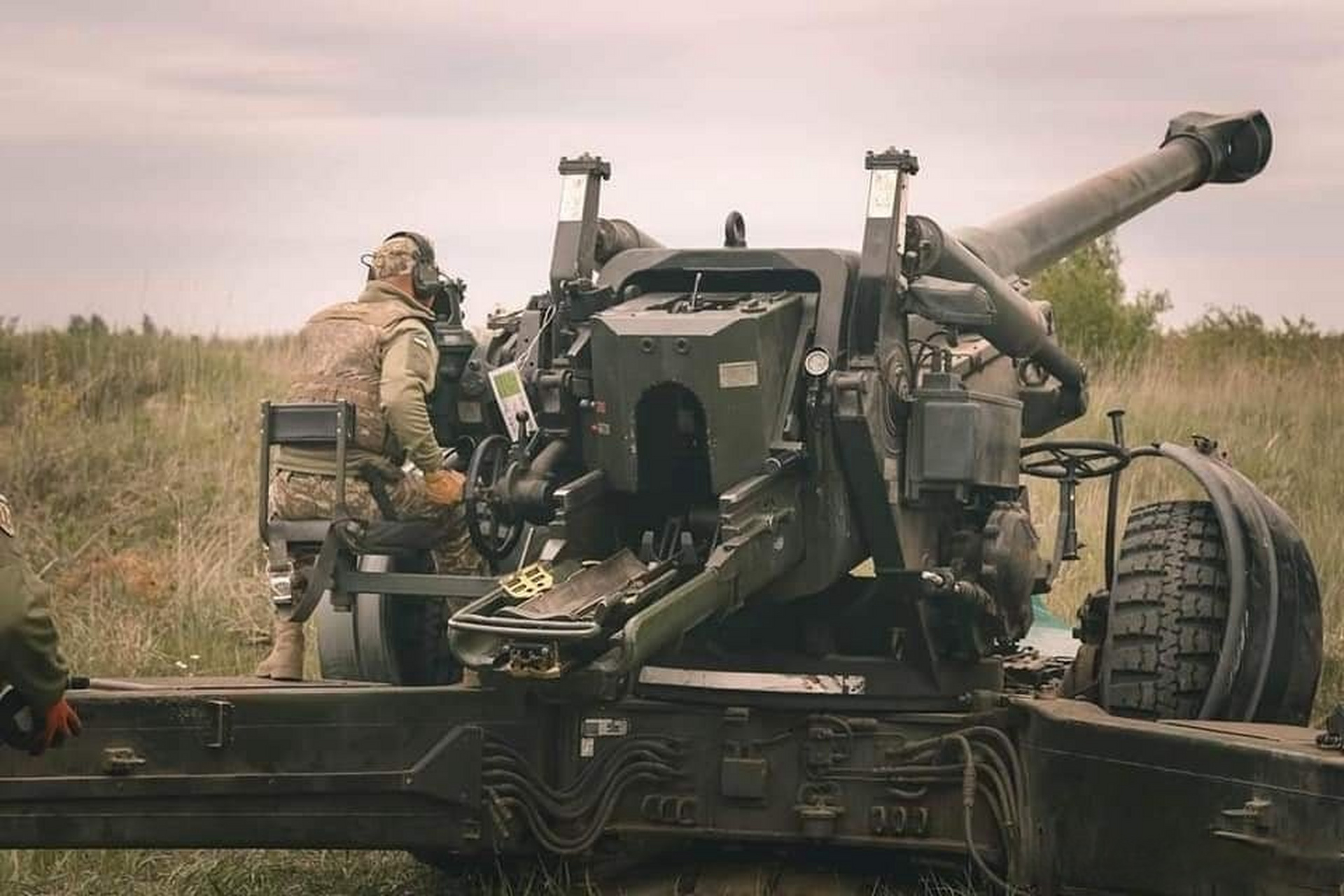 意大利援助给乌克兰的fh70式155毫米榴弹炮虽然属于牵引式榴弹炮,但其