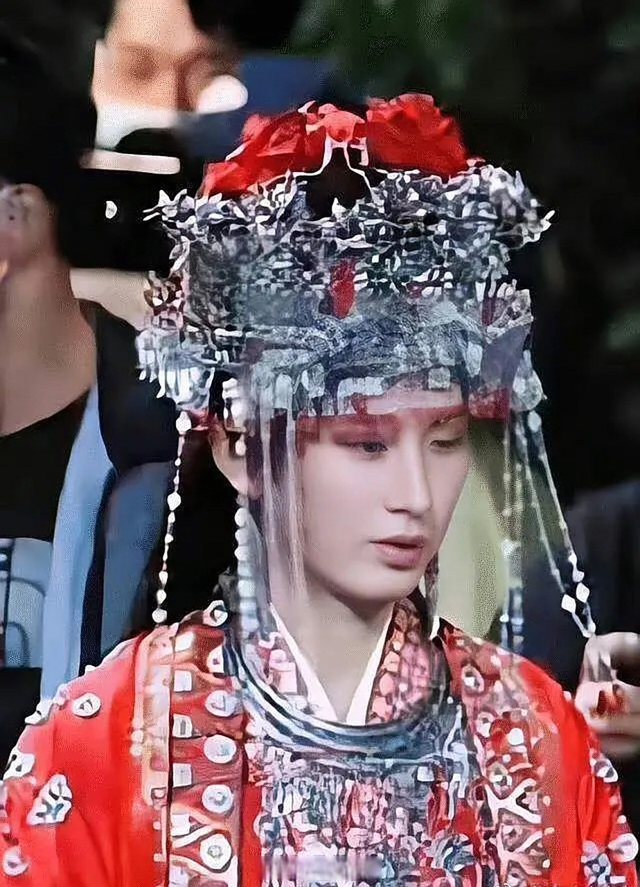 成毅在莲花楼里的女装扮相,好像有点点辣眼睛.