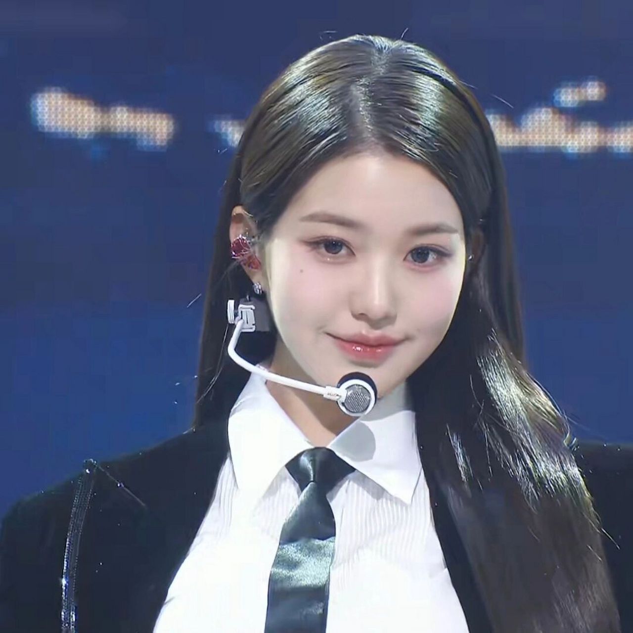 张元英打歌舞台头像 张元英真的眼里满满的都是野心,真的十分有魅力.