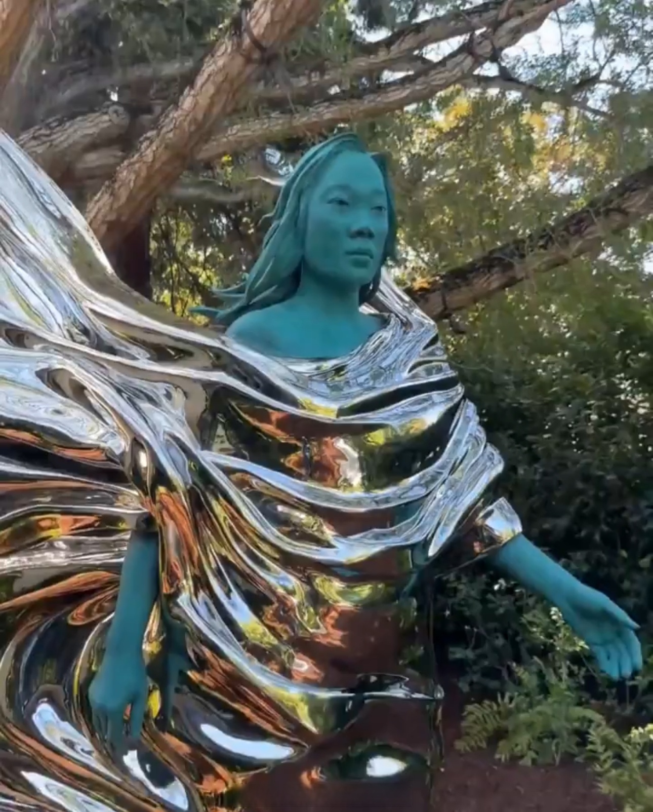 情人眼里出西施,马克·扎克伯格以自己学霸爱妻的形象制作了雕像,并且