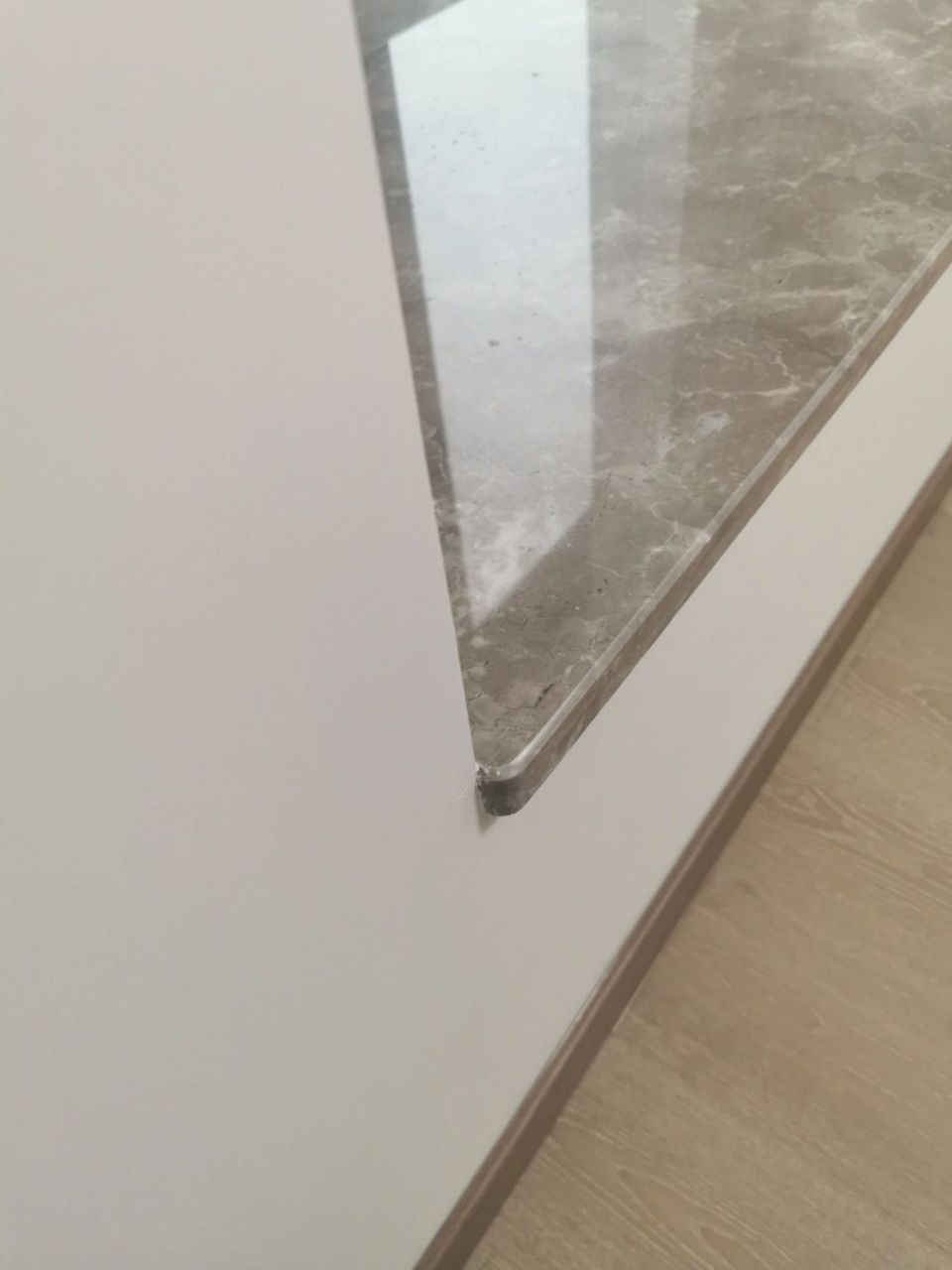 真的建议飘窗和窗台石不要留小耳朵,窗台石上的小耳朵贼难看,不小心还