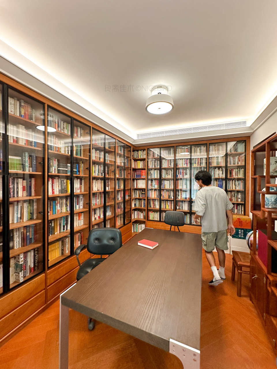 12平米的书房,转角玻璃门大书柜摆满了书,天津业主说:这不是我的家,是