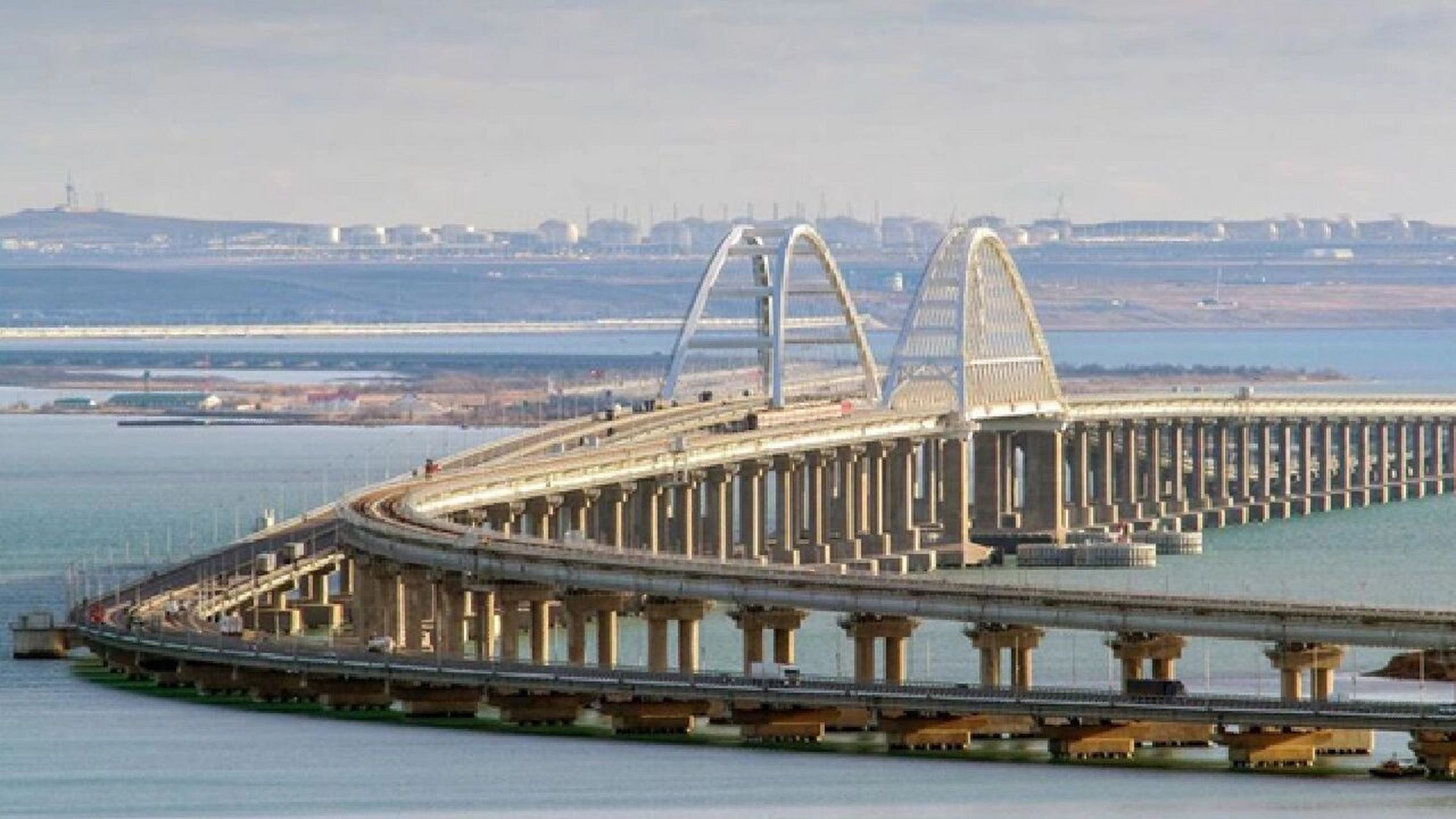 克里米亚大桥 是一座横跨刻赤海峡的公路和铁路两用桥,连接克里米亚和