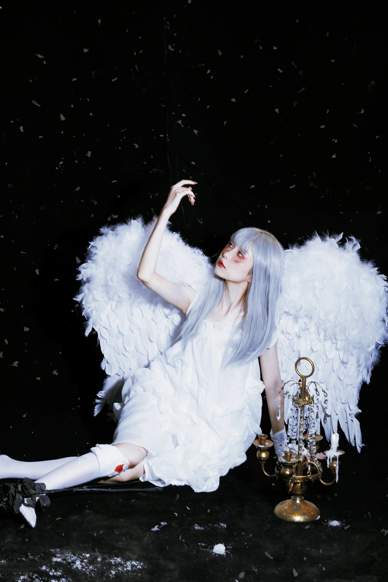 的图受伤的天使降临人间,伴随着翅膀94上掉落的白羽以及身上留下的