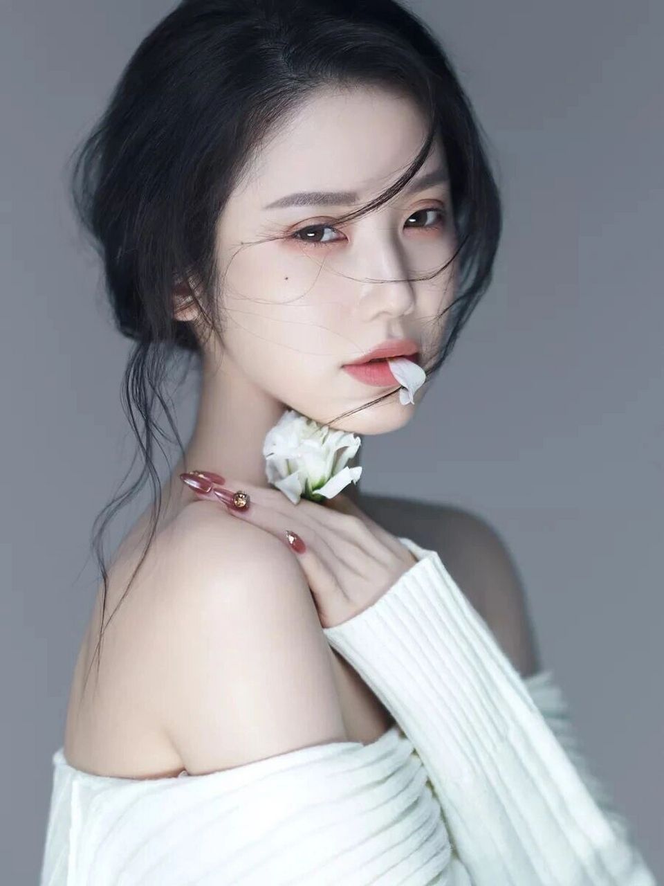 极简肖像完美的呈现了这个年龄的成熟和知性美 赋予女性干净清澈的