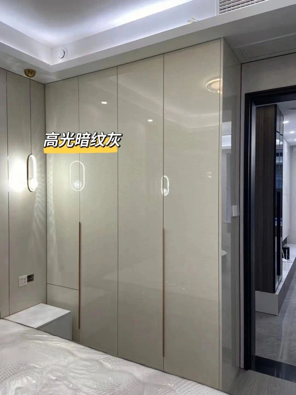 高光衣柜,光一打就像一面镜子,如果家里采光好,个人建议除了橱柜其他