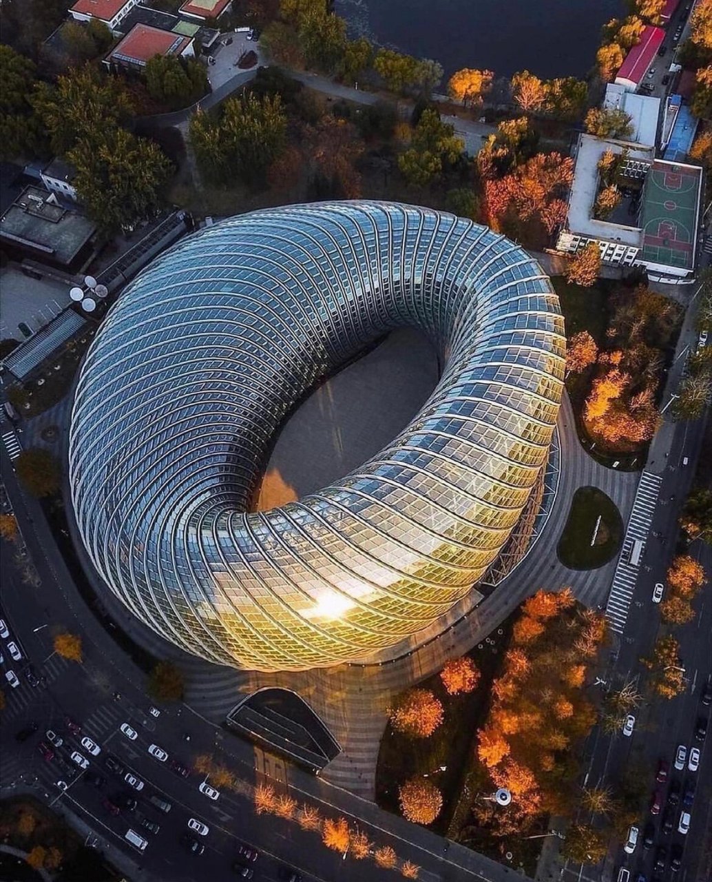 北京凤凰卫视办公大楼,莫比乌斯环概念 由北京建筑设计研究所(biad)
