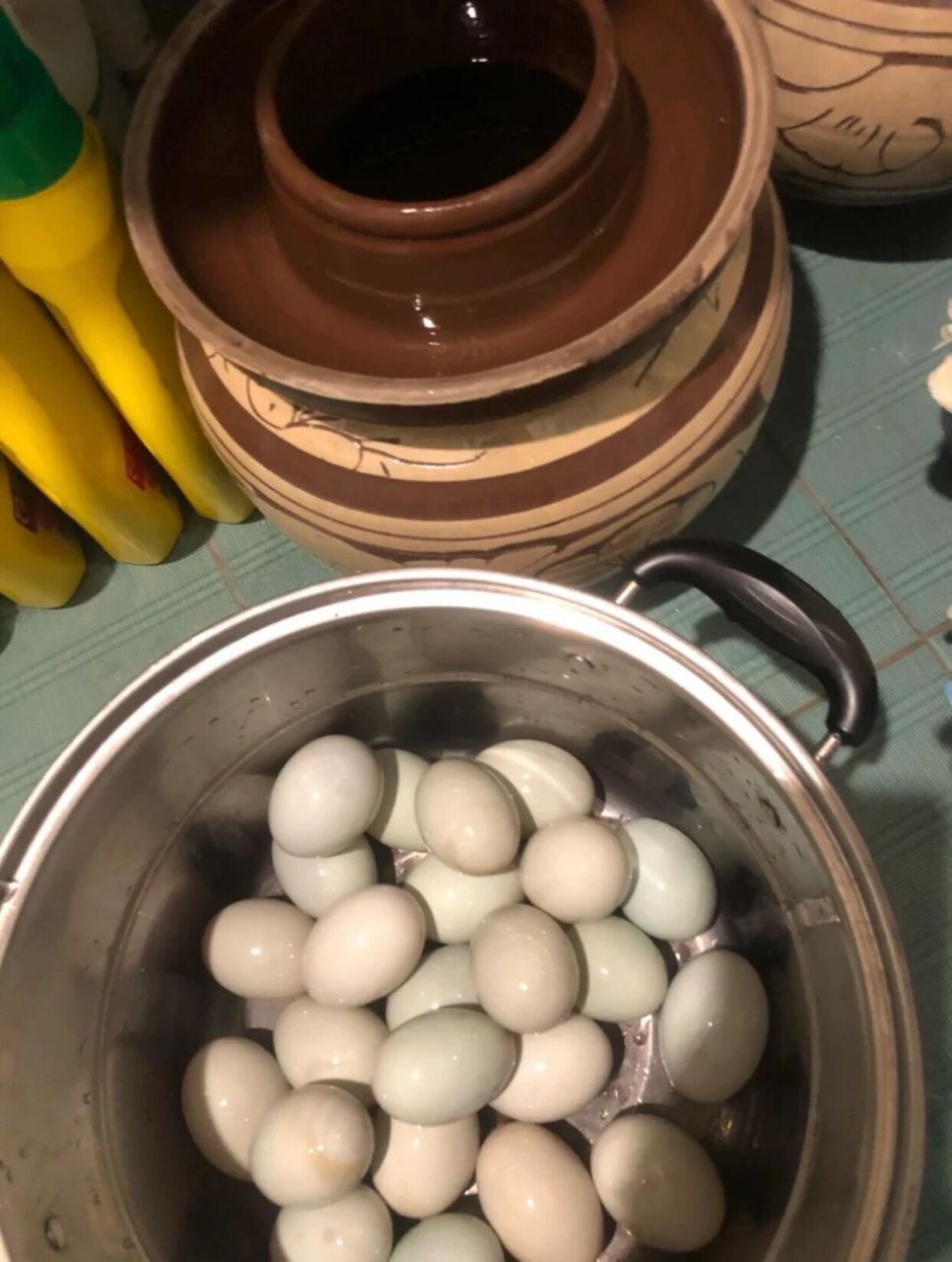 你们要的咸鸭蛋做法来咯 8215首先把白醋加入水中把鸭蛋滲泡半