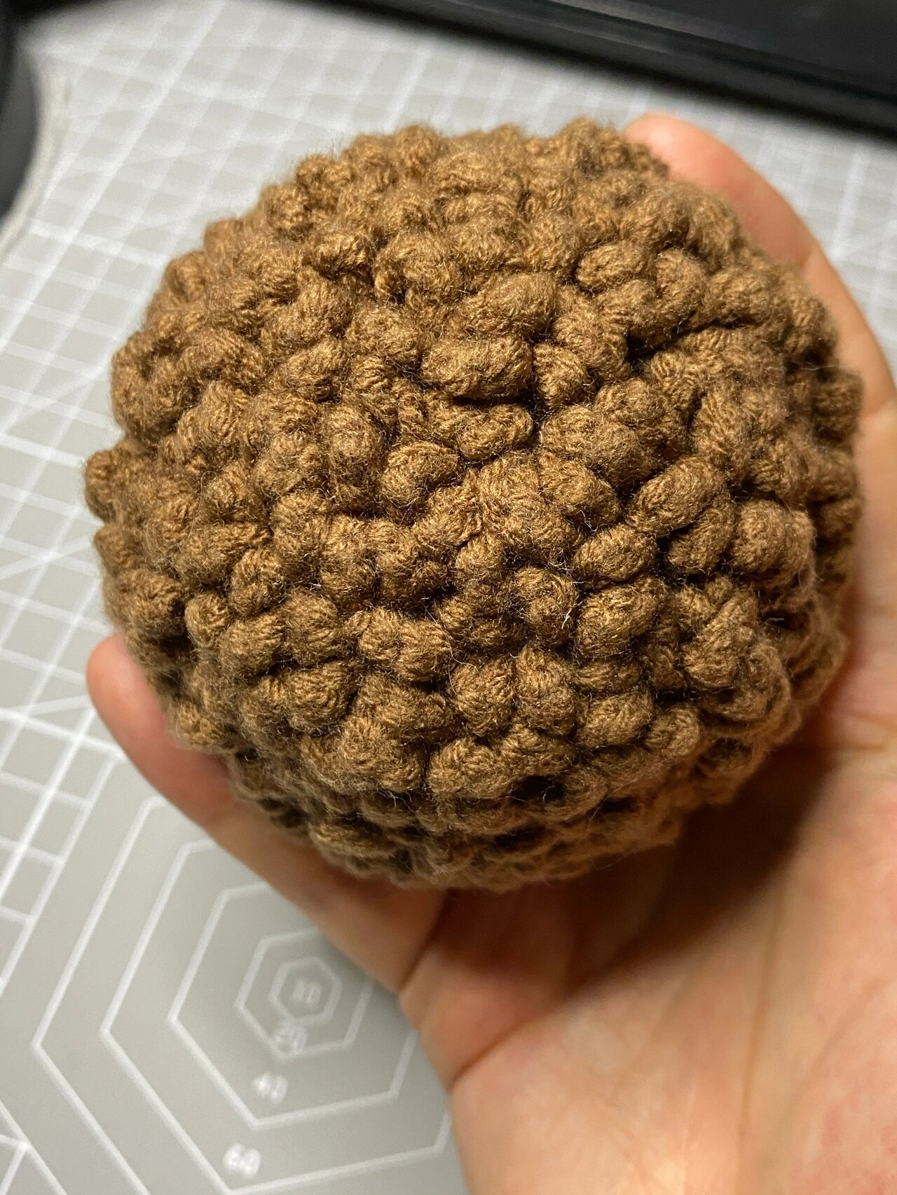 小刺猬钩织(附详细图解) 这个小刺猬看着有点像小熊被塞在皮球里 本来