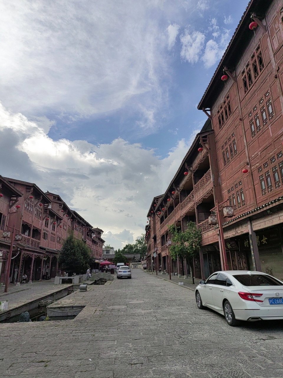 贵州小镇你知道多少 贵州关岭县永宁镇,小镇安静的坐落在山脚下,你还