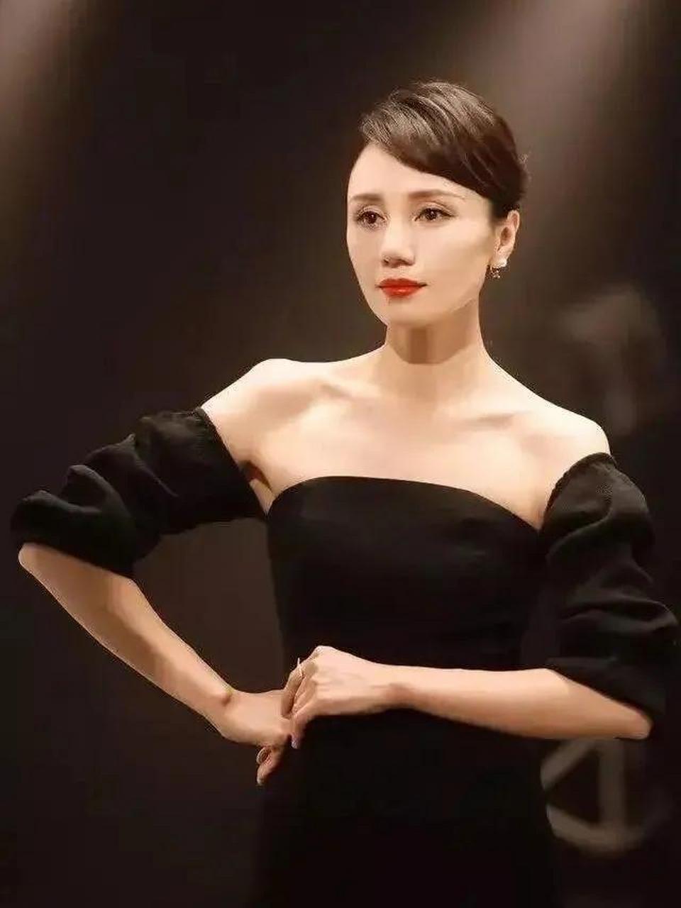 袁泉不仅气质高级,身材也超好的,一袭黑色一字肩礼服,性感妩媚,秀出