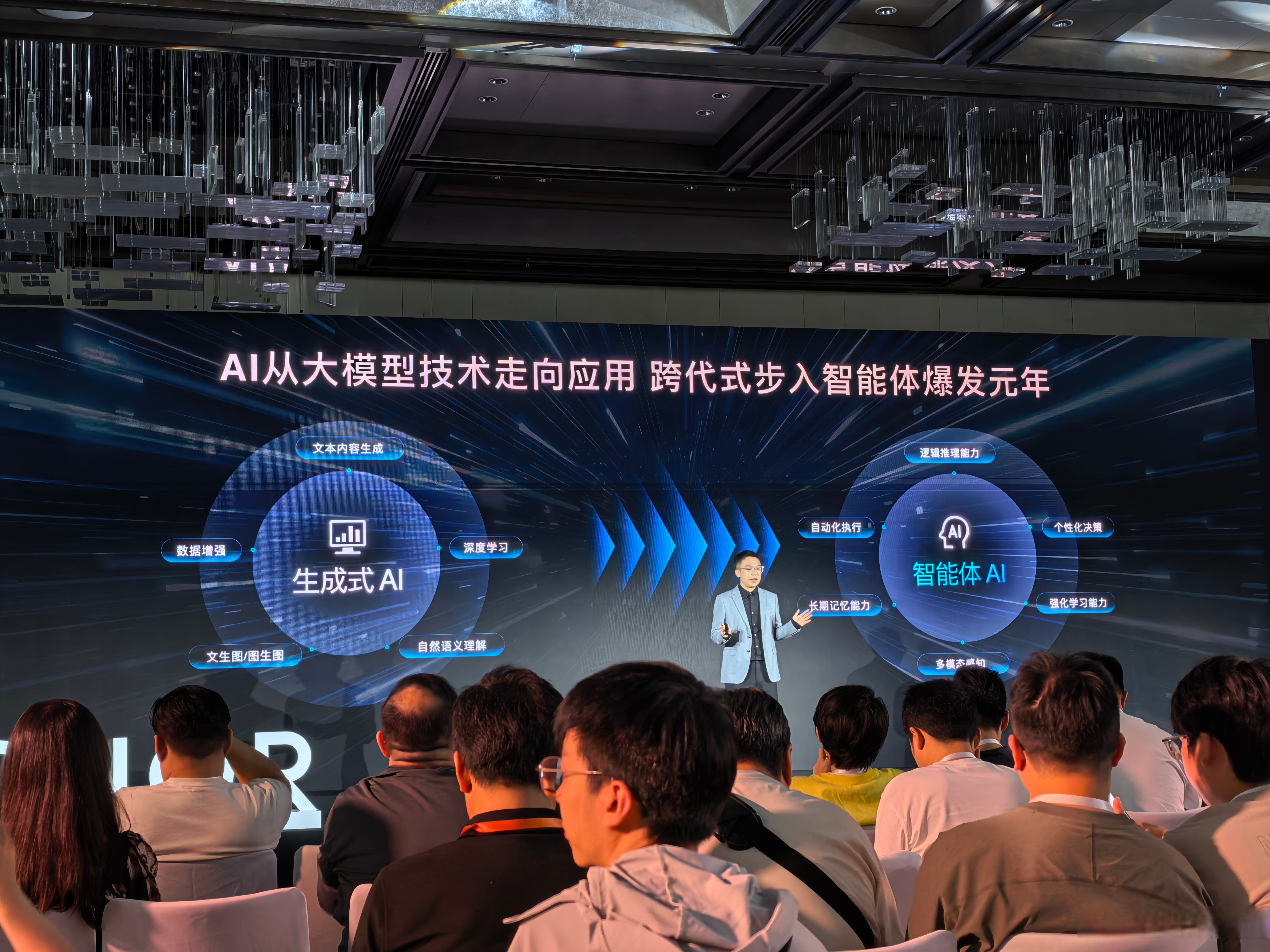 在荣耀magicv5 上,一套完整的主动服务生态,我自己本身比较好玩的就