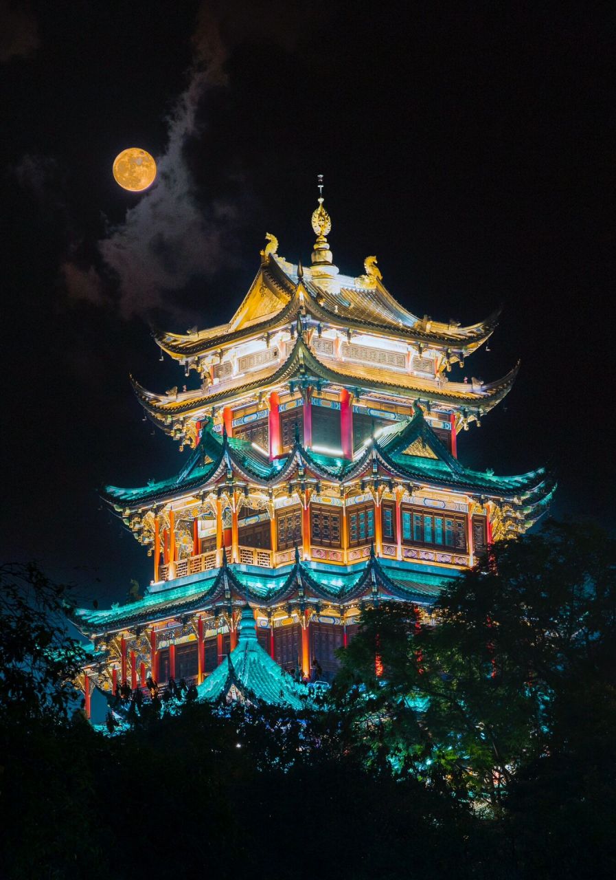 来重庆,一定要去打卡的鸿恩阁夜景 鸿恩阁位于鸿恩寺森林公园内.