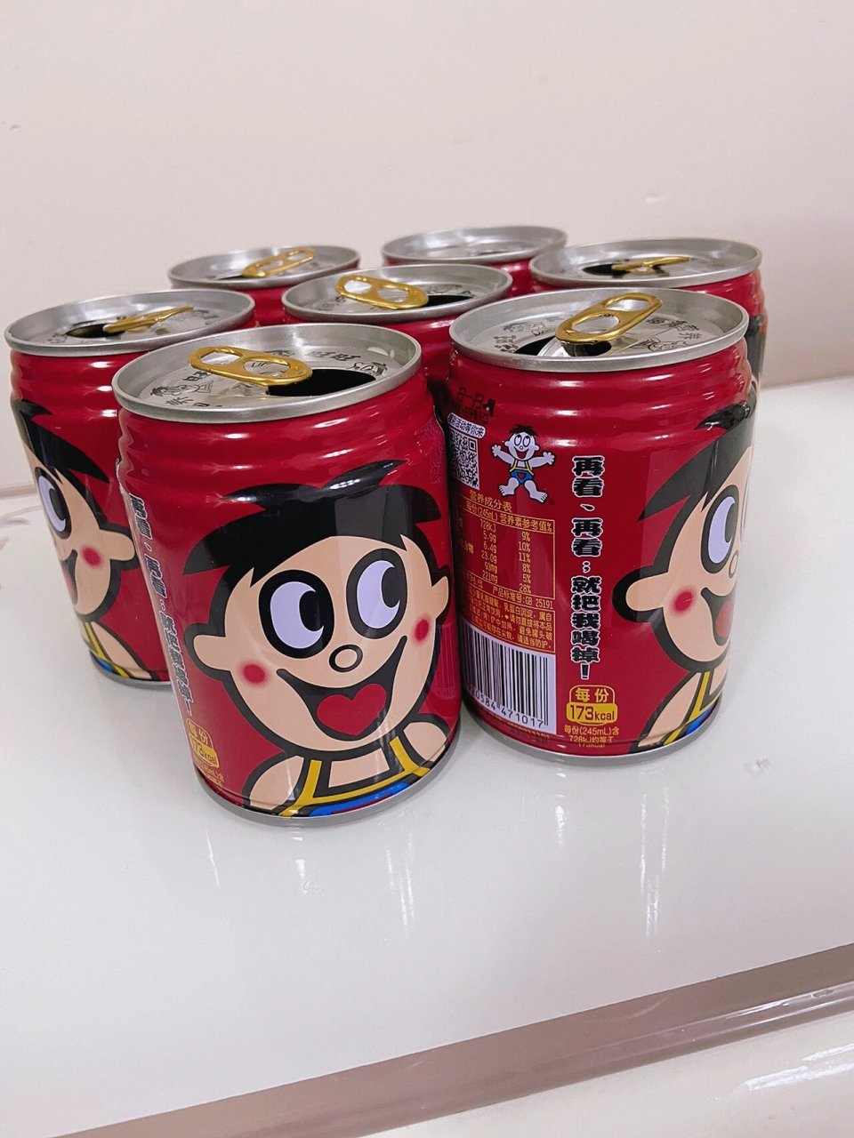 幼儿园手工作业之梅花桩 1需要7个空的易拉罐瓶子2 用胶带,胶枪双重
