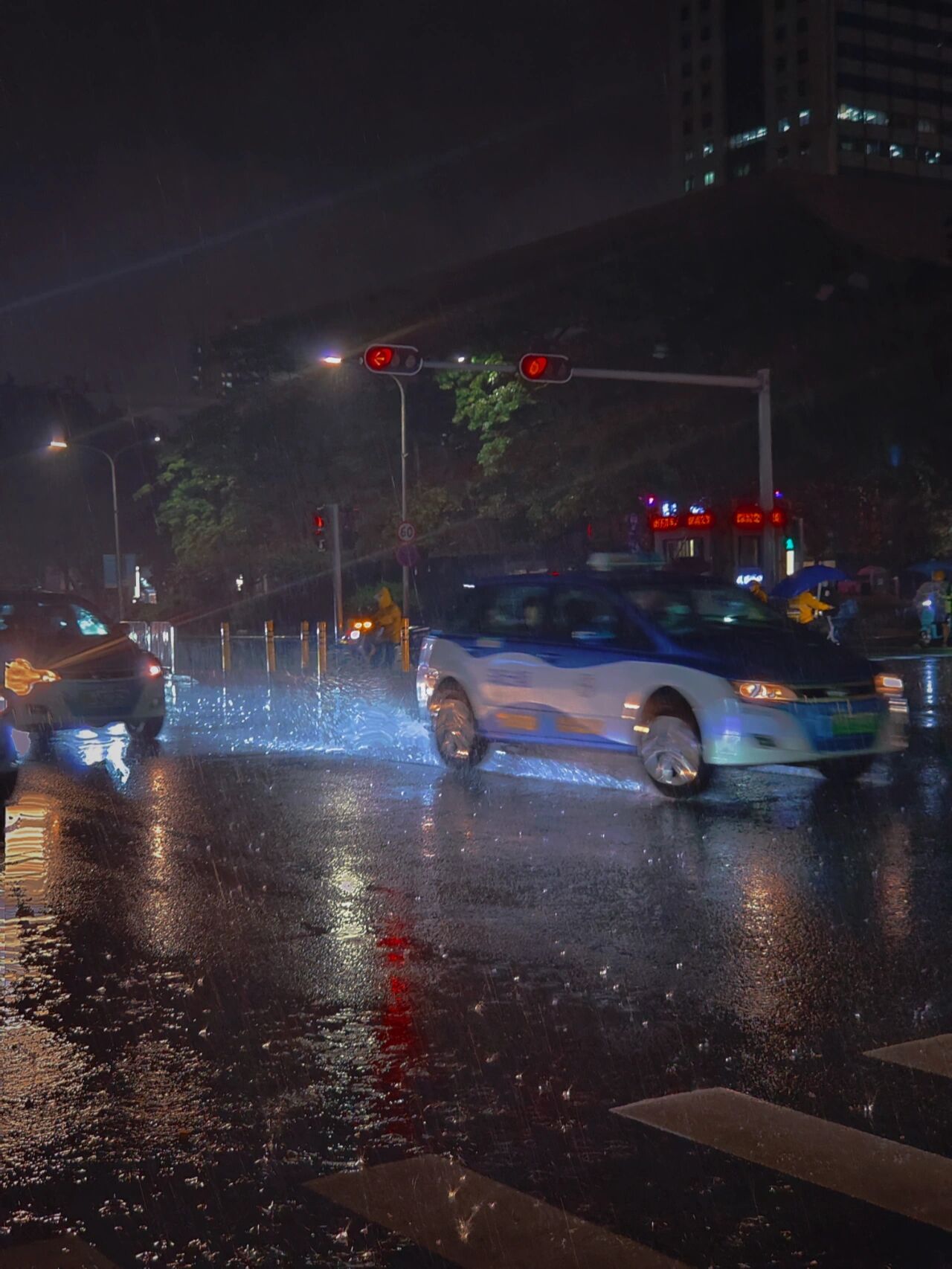 深圳晚上下雨图片图片