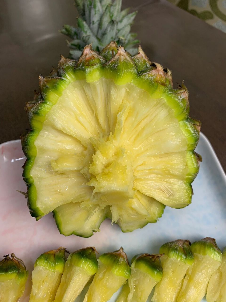 喜欢手撕凤梨有很多,因为它可以用手直接撕,超解压!