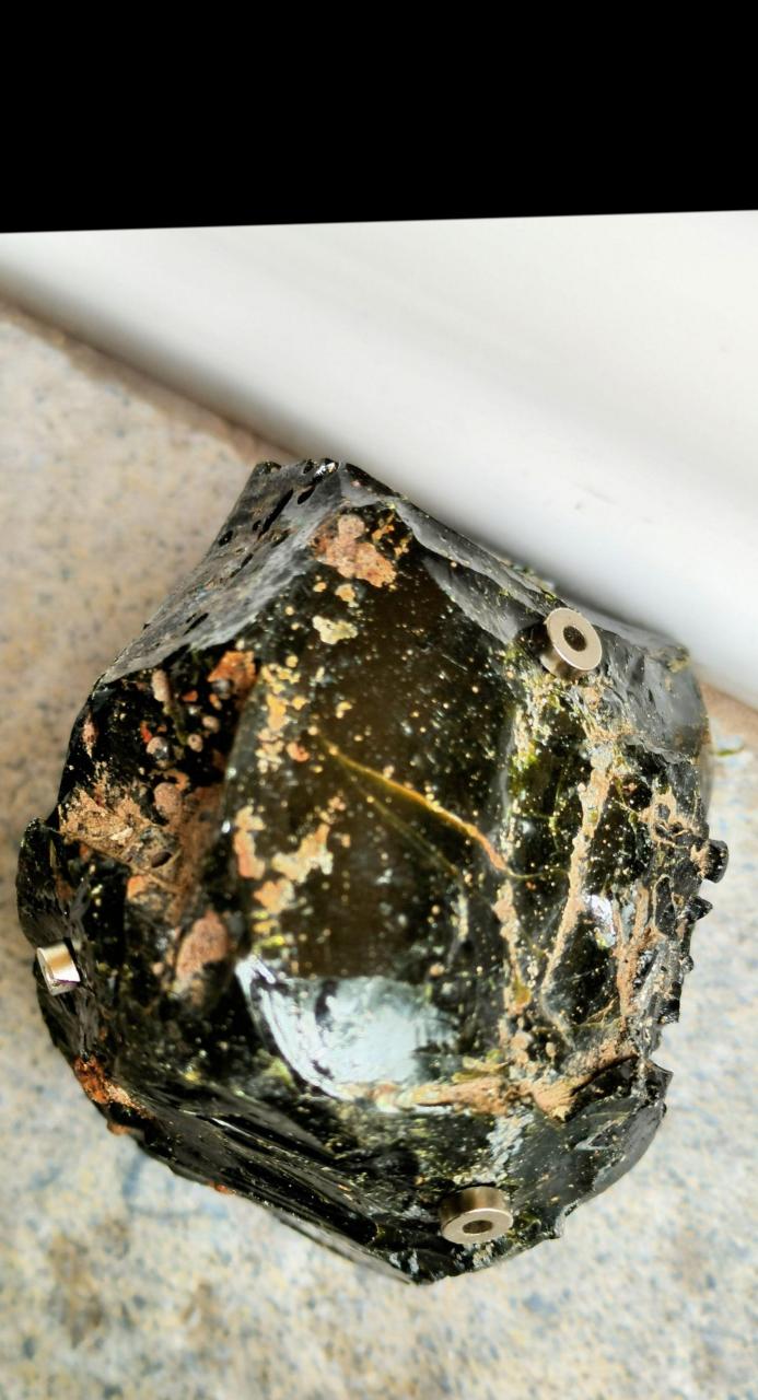 一枚十分珍稀的带弱磁之玻璃陨石原石,重约248.