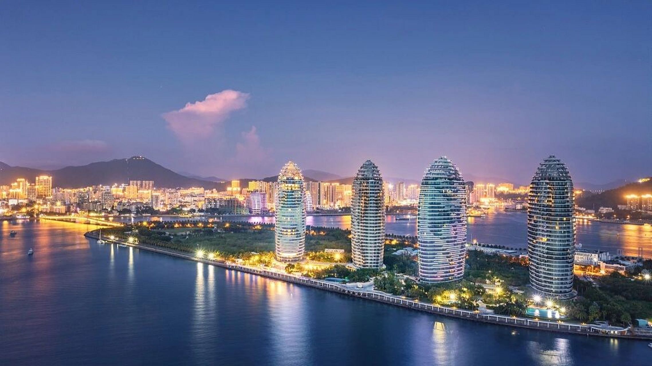 三亚最美地标建筑凤凰岛夜景 在三亚拍了许多城市建筑,个人觉得最美