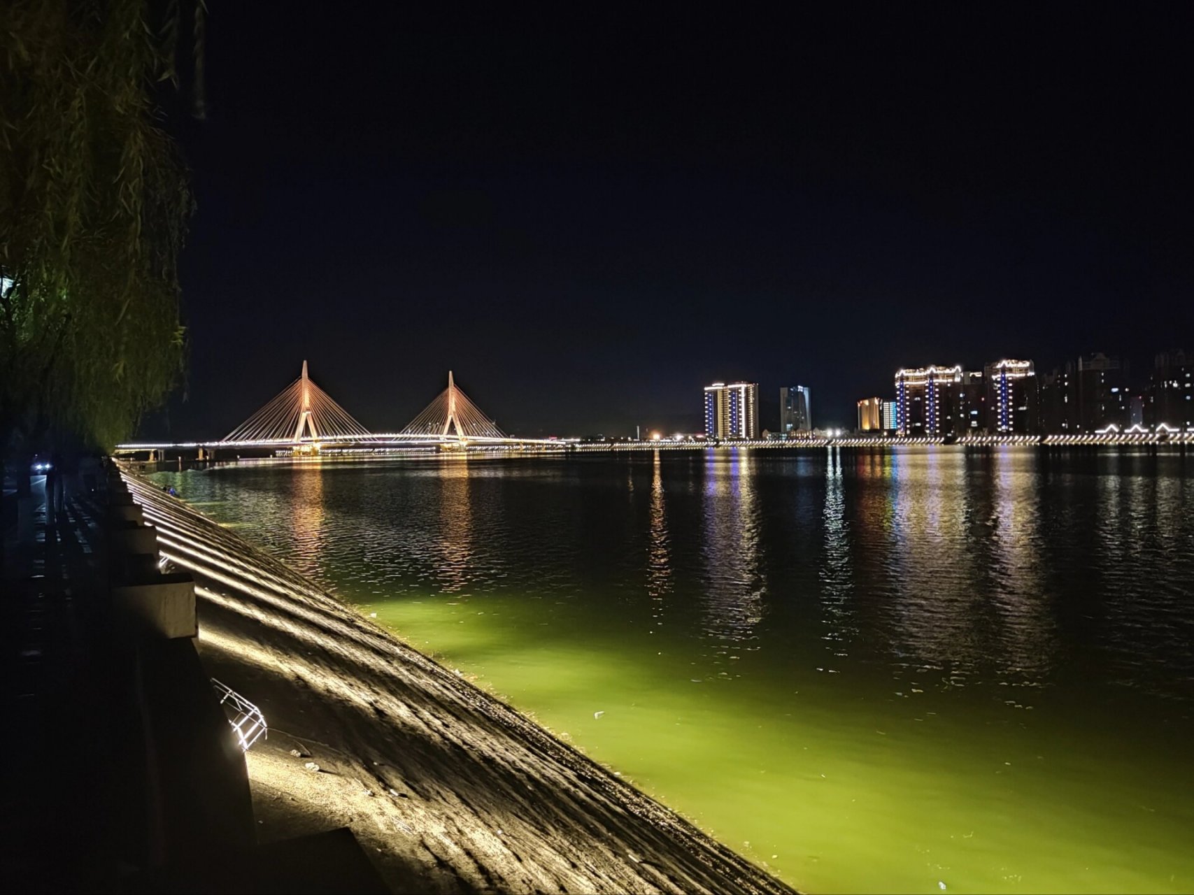骑行日记98绵阳涪江一号桥夜景 道路宽阔,晚上灯光特别漂亮,很多摩