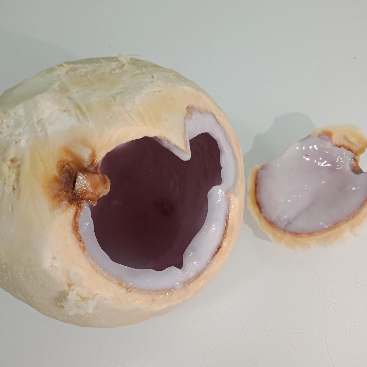 很少吃椰子,今天去水果店买了一个椰子,切开以后发现肉不对劲