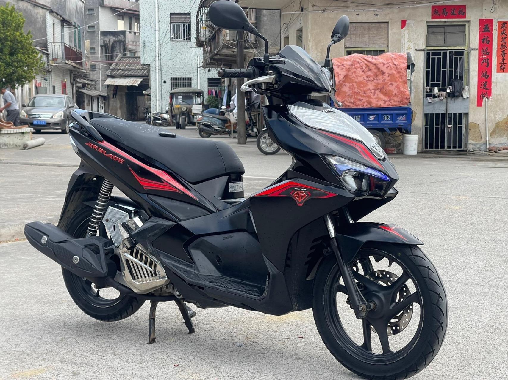 2017年头本田泰国弯刀黑金刚十周年纪念版,带无钥匙启动 车况巅峰状态