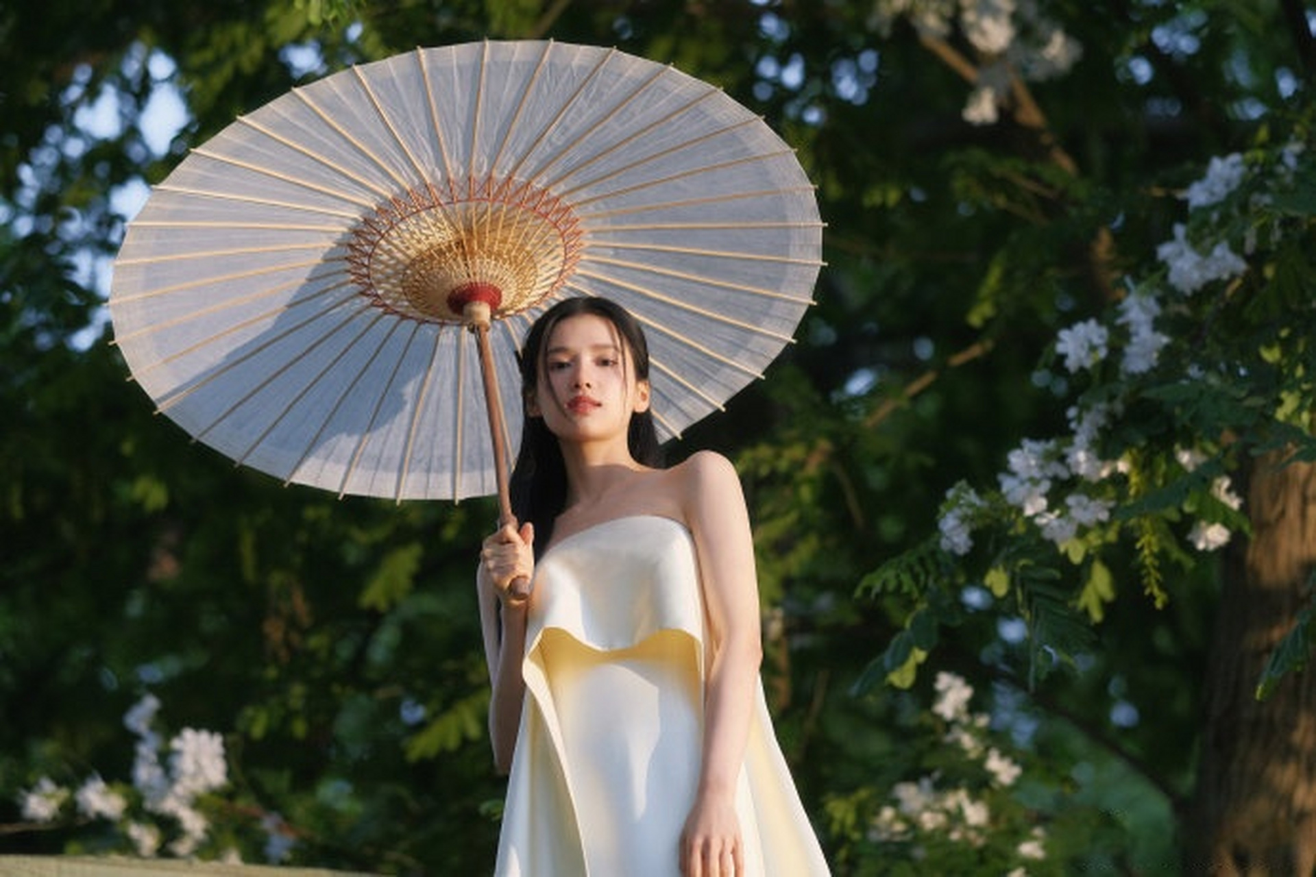 张婧仪白色花朵编发搭配白色长裙清丽又优雅