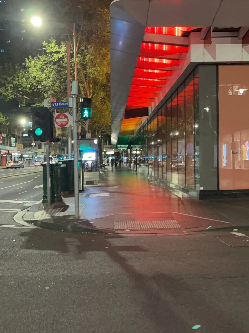 墨尔本晚上下班回家碰到个癫子