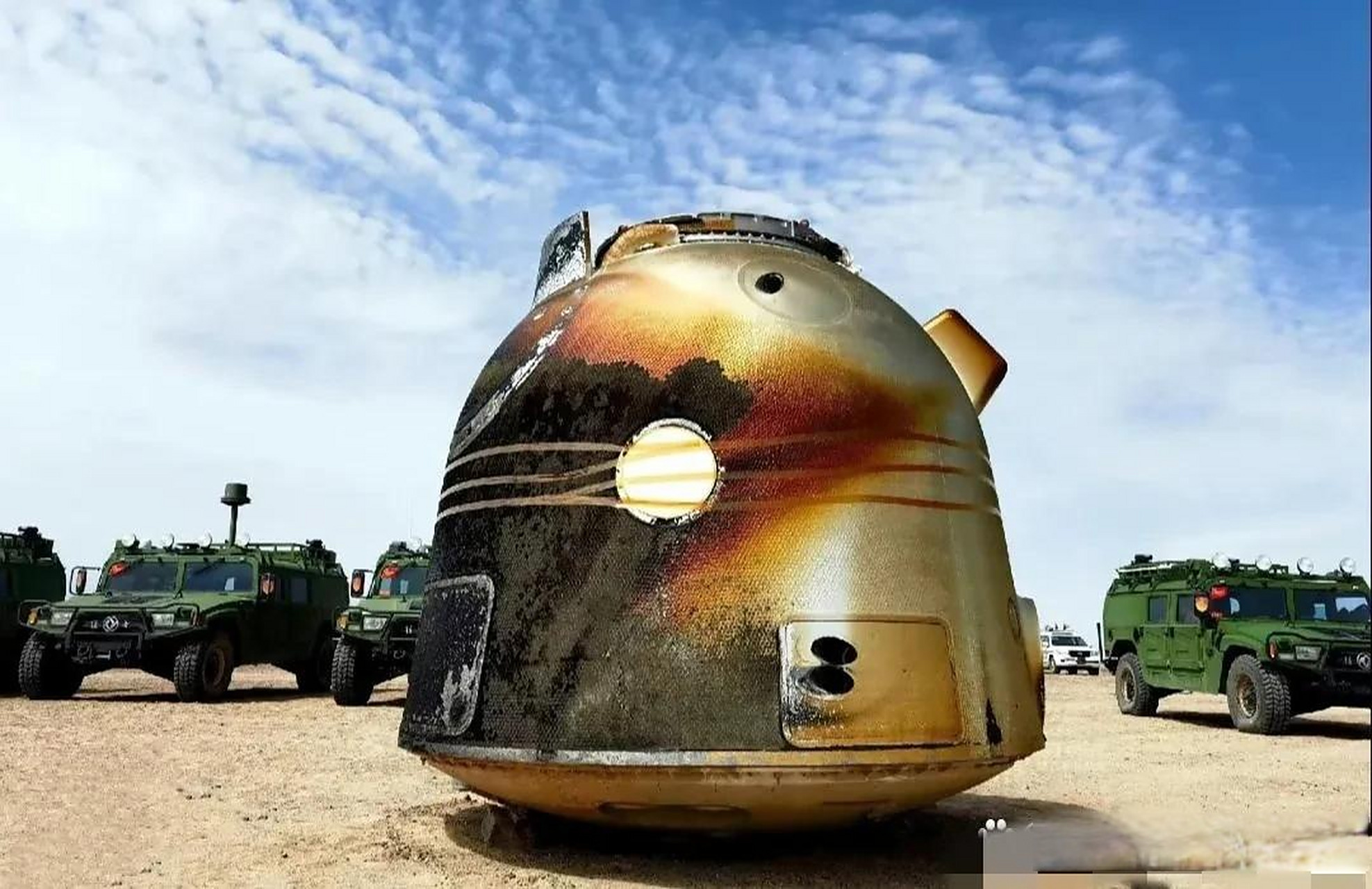 左图是中国神舟的返回舱,右图是印度航天的返回舱.