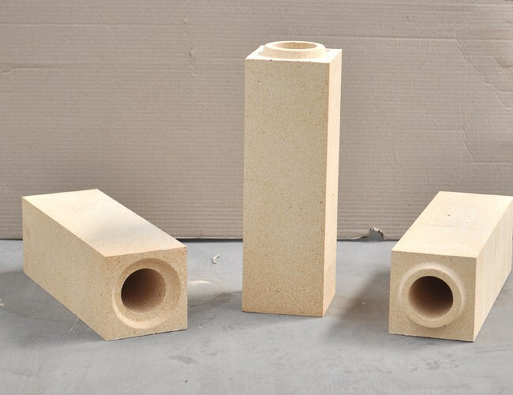 流钢砖一般为有多种规格的长方体形中空高铝砖.