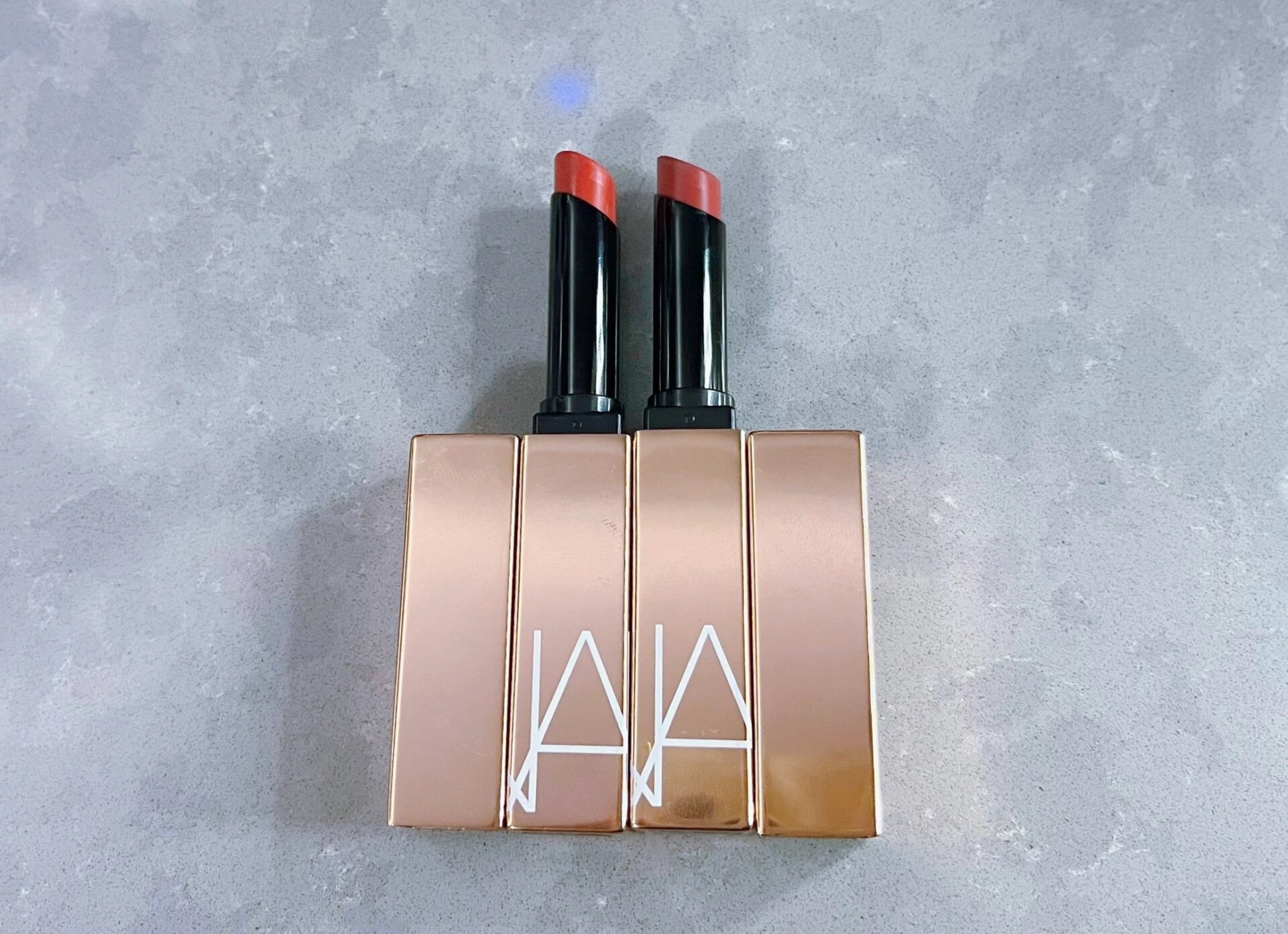 nars小粉金唇膏223无花果茶321透茶玫瑰试色 上唇水光感,很滋润 #口红