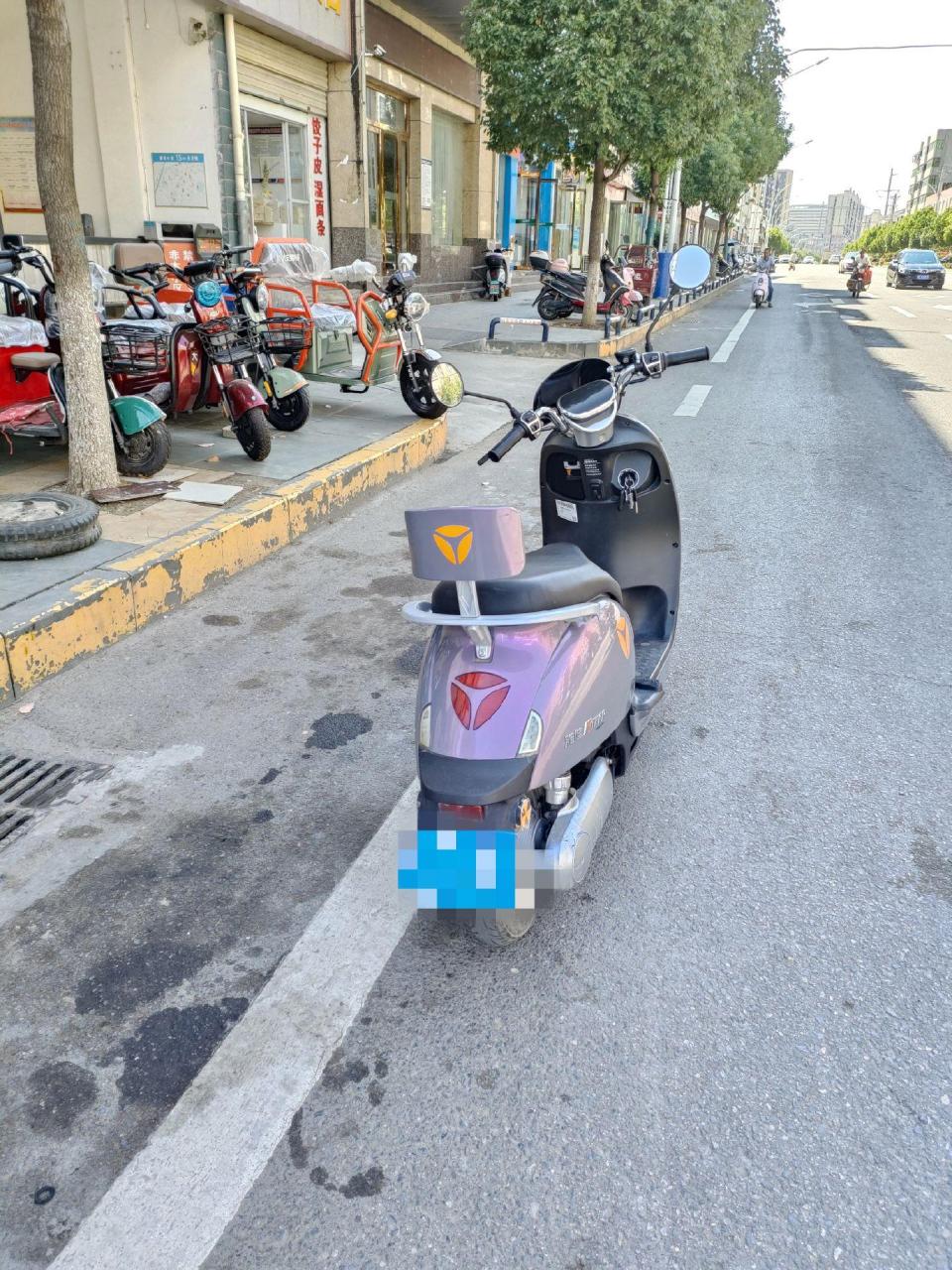 雅迪冠能系列m7,手续其全,车况良好,九成新,现低价出售,有需要的可以