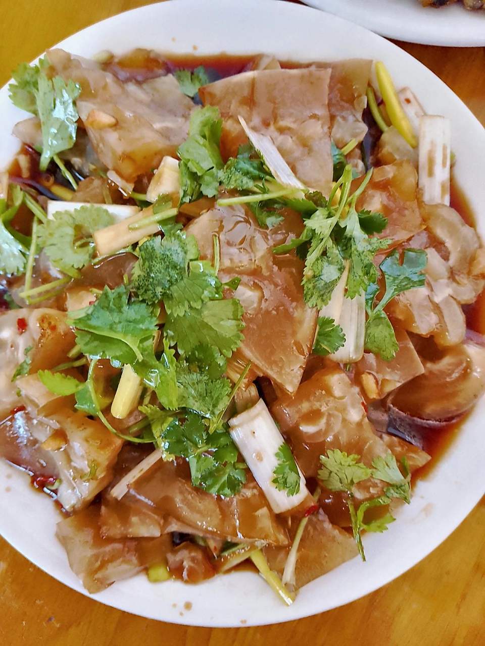 我的家常菜～凉拌猪皮冻 做法:猪皮冻切成小块,红椒一个切成丝,葱一段