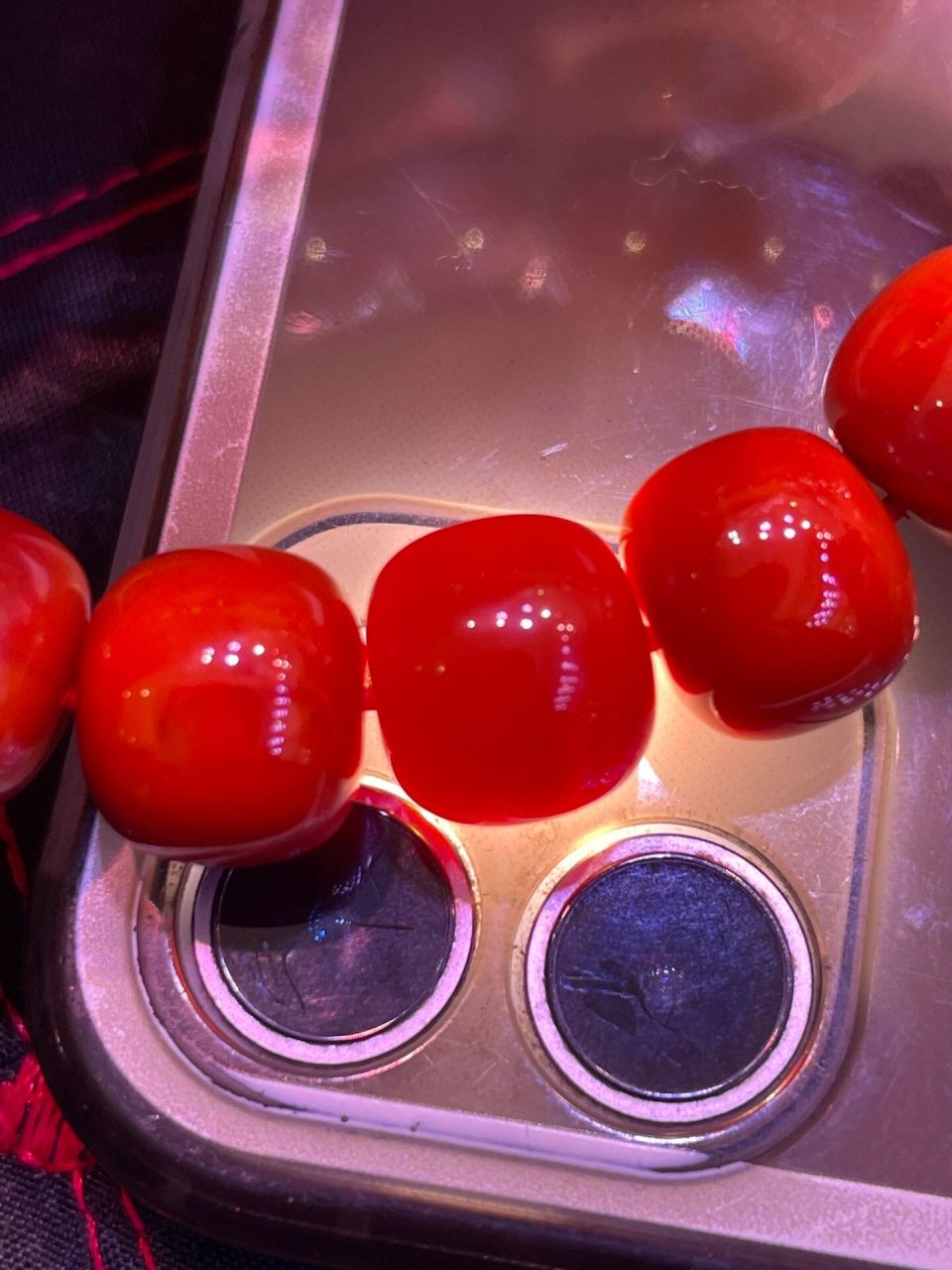 看看南红透光的样子 图一 樱桃红  图二冰红  图三火焰纹 图四柿子红